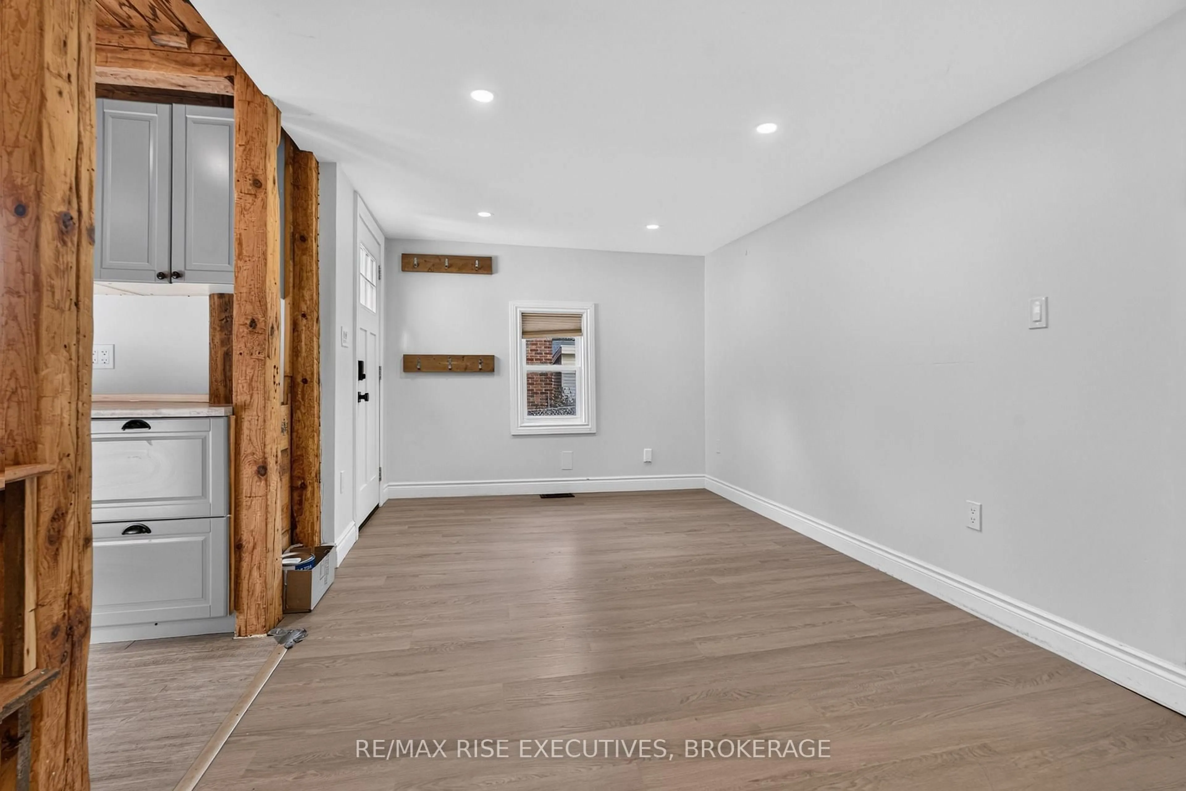 Indoor entryway for 48 Elm St, Kingston Ontario K7K 1M9