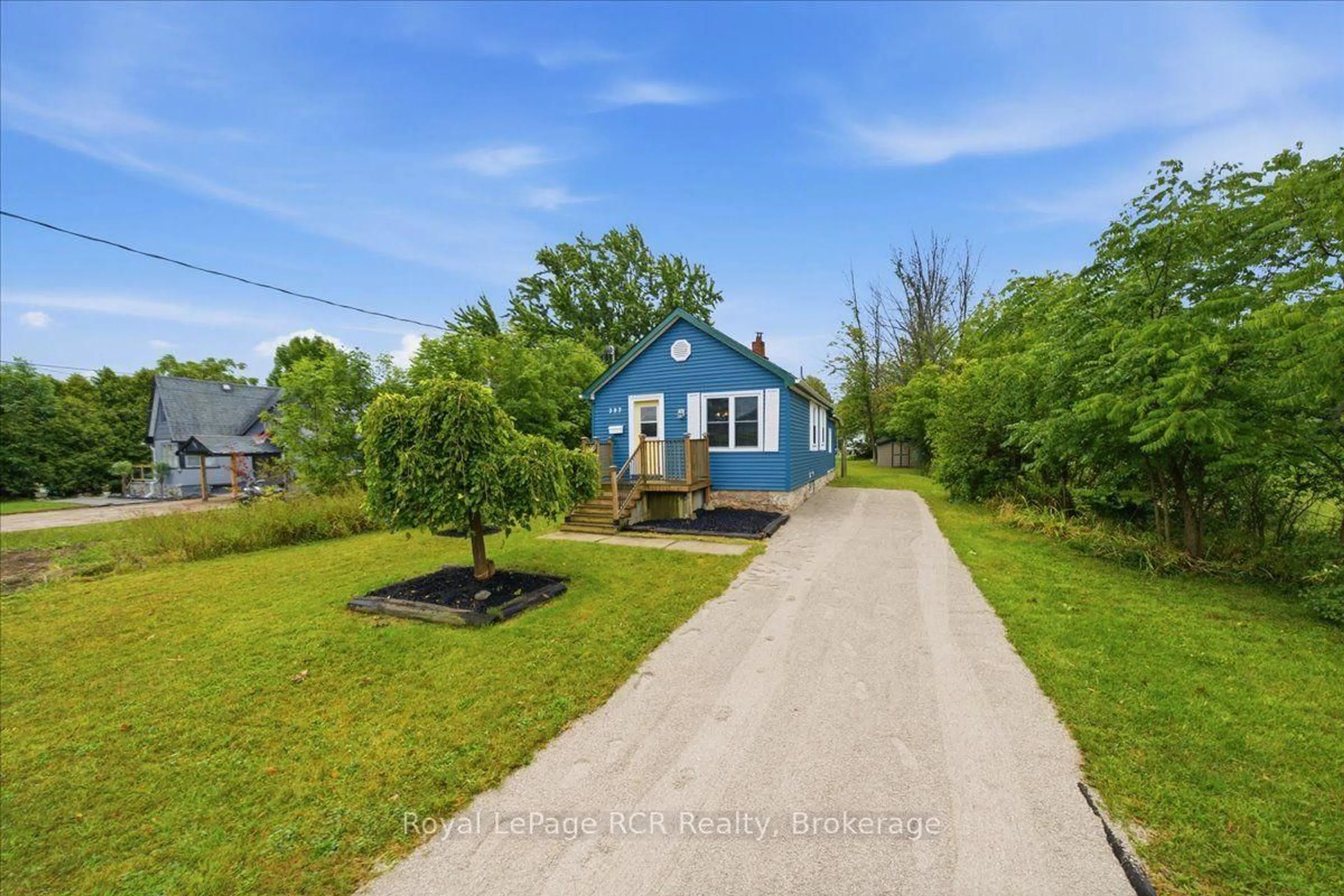 A pic from outside/outdoor area/front of a property/back of a property/a pic from drone, street for 397 27th St, Owen Sound Ontario N4K 4J7