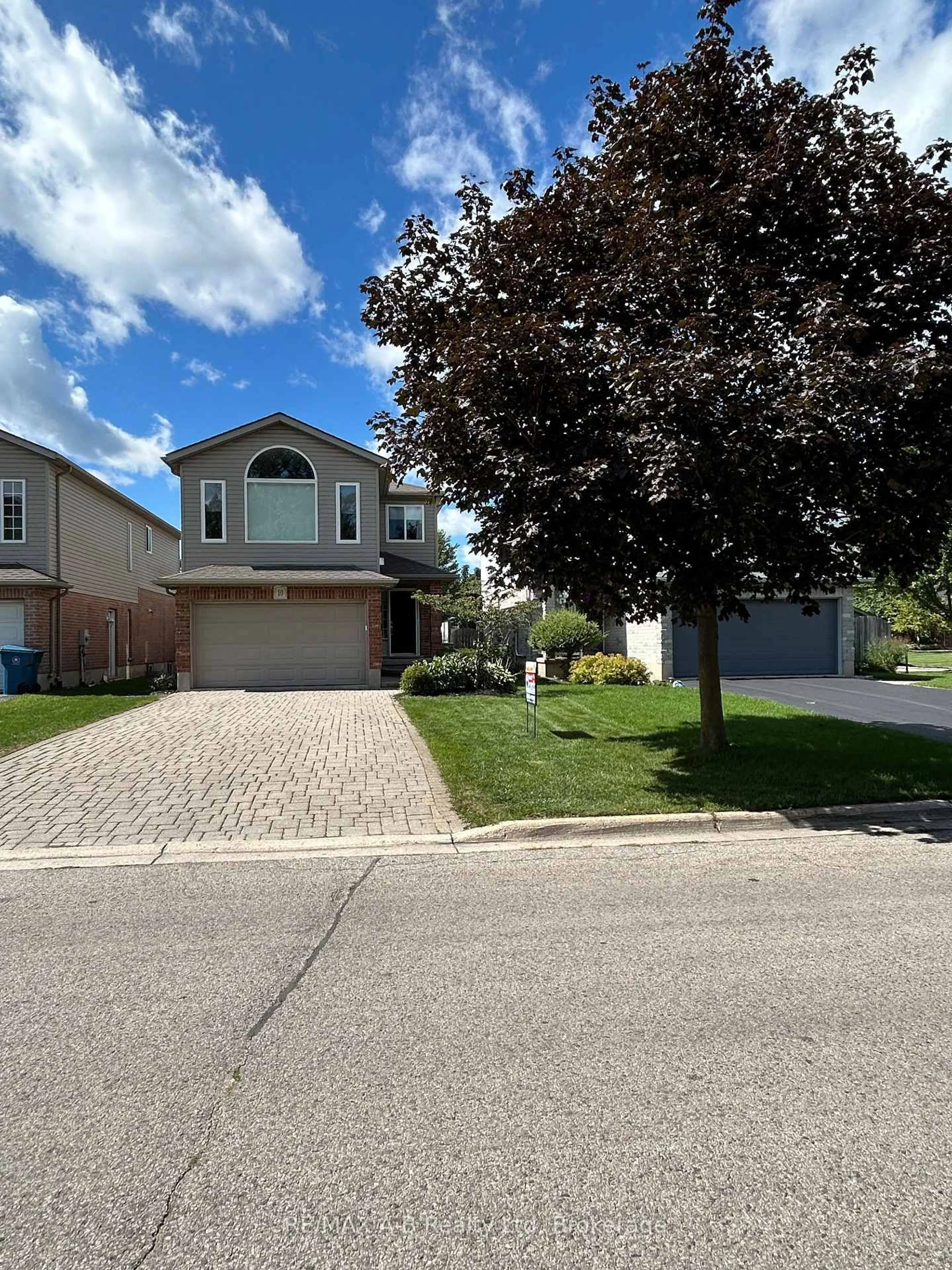 Home with vinyl exterior material, street for 10 Buckingham Dr, Stratford Ontario N5A 7Z9