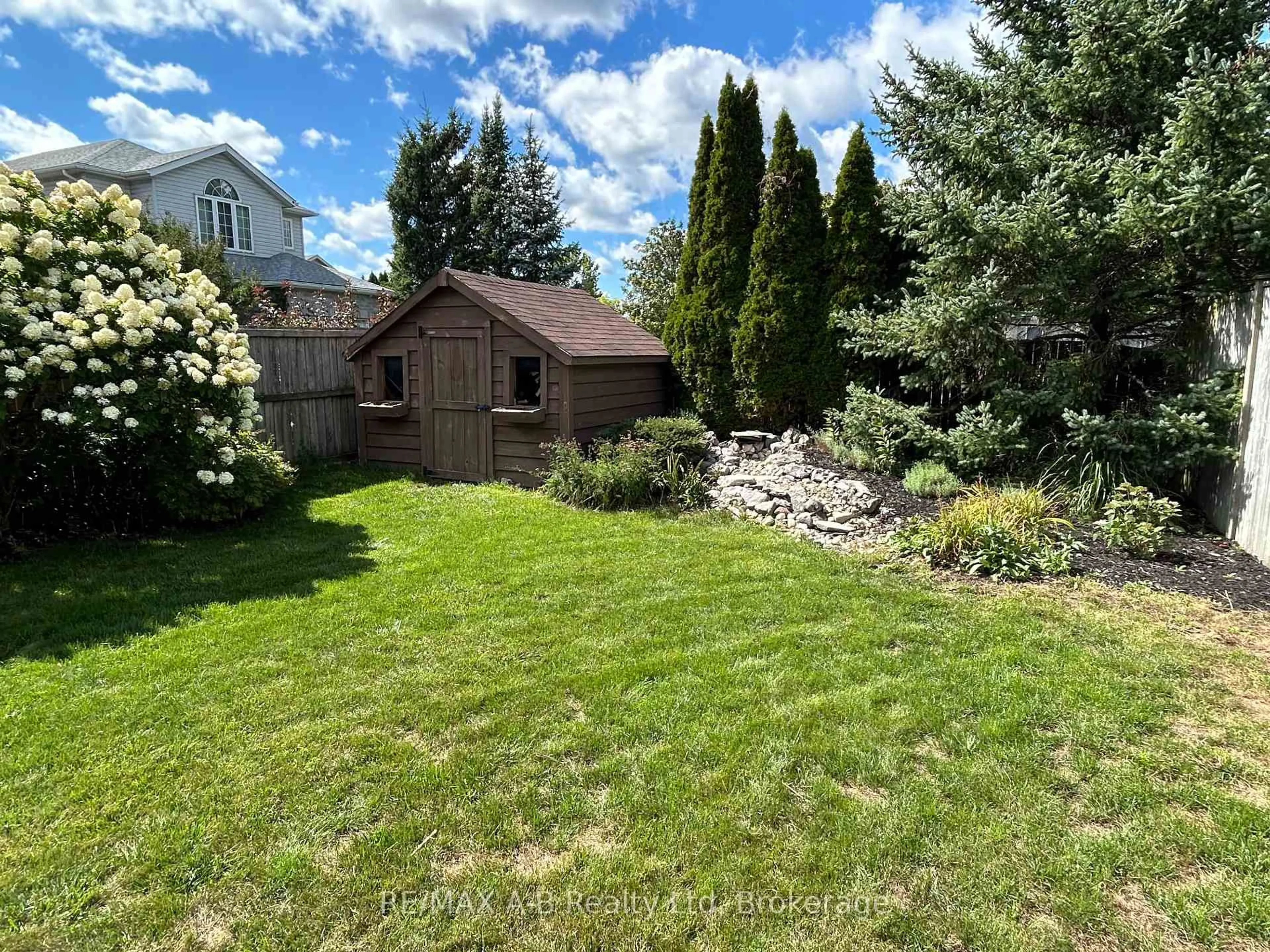 A pic from outside/outdoor area/front of a property/back of a property/a pic from drone, mountain view for 10 Buckingham Dr, Stratford Ontario N5A 7Z9