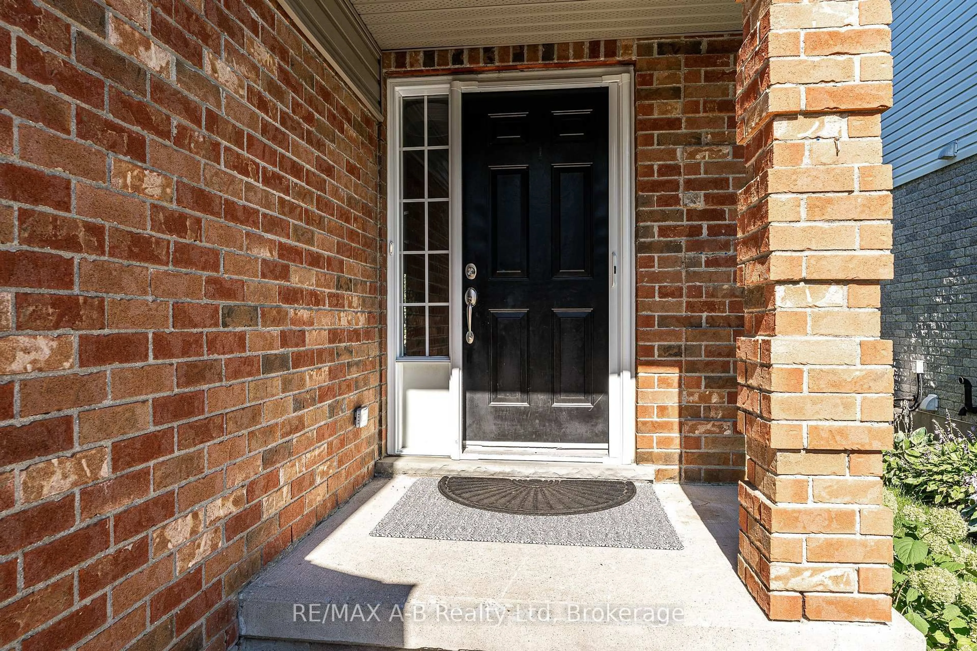 Indoor entryway for 10 Buckingham Dr, Stratford Ontario N5A 7Z9