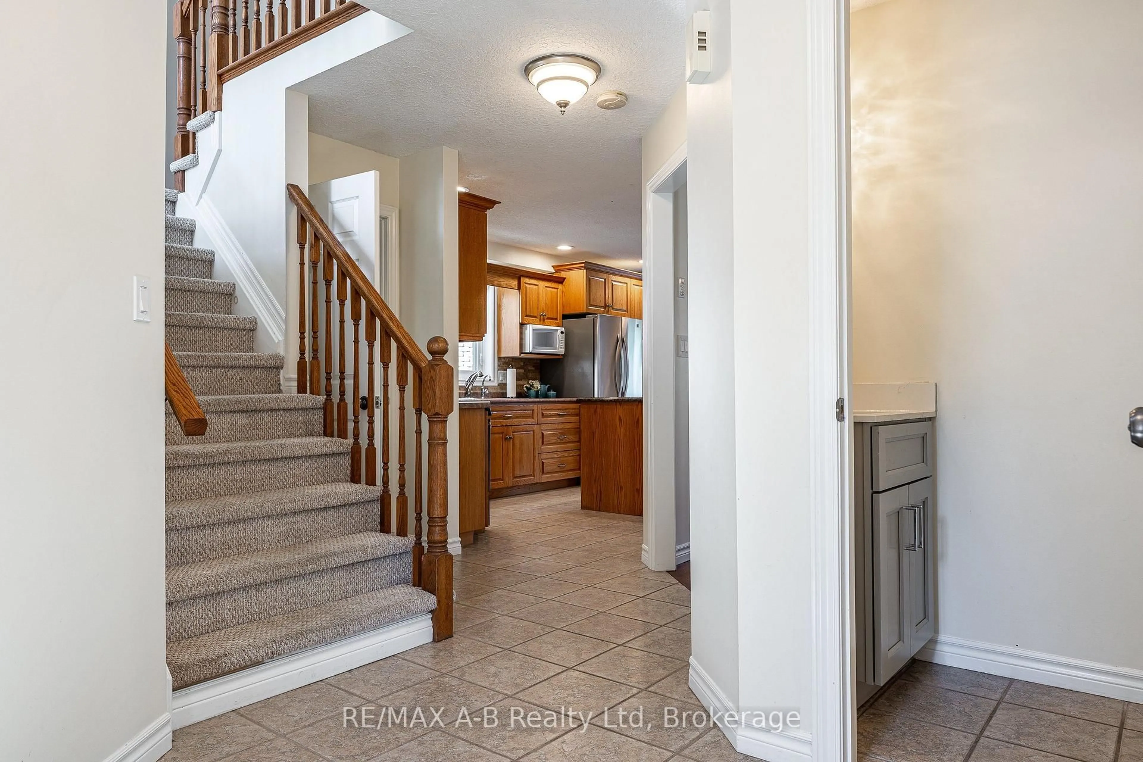 Indoor entryway for 10 Buckingham Dr, Stratford Ontario N5A 7Z9