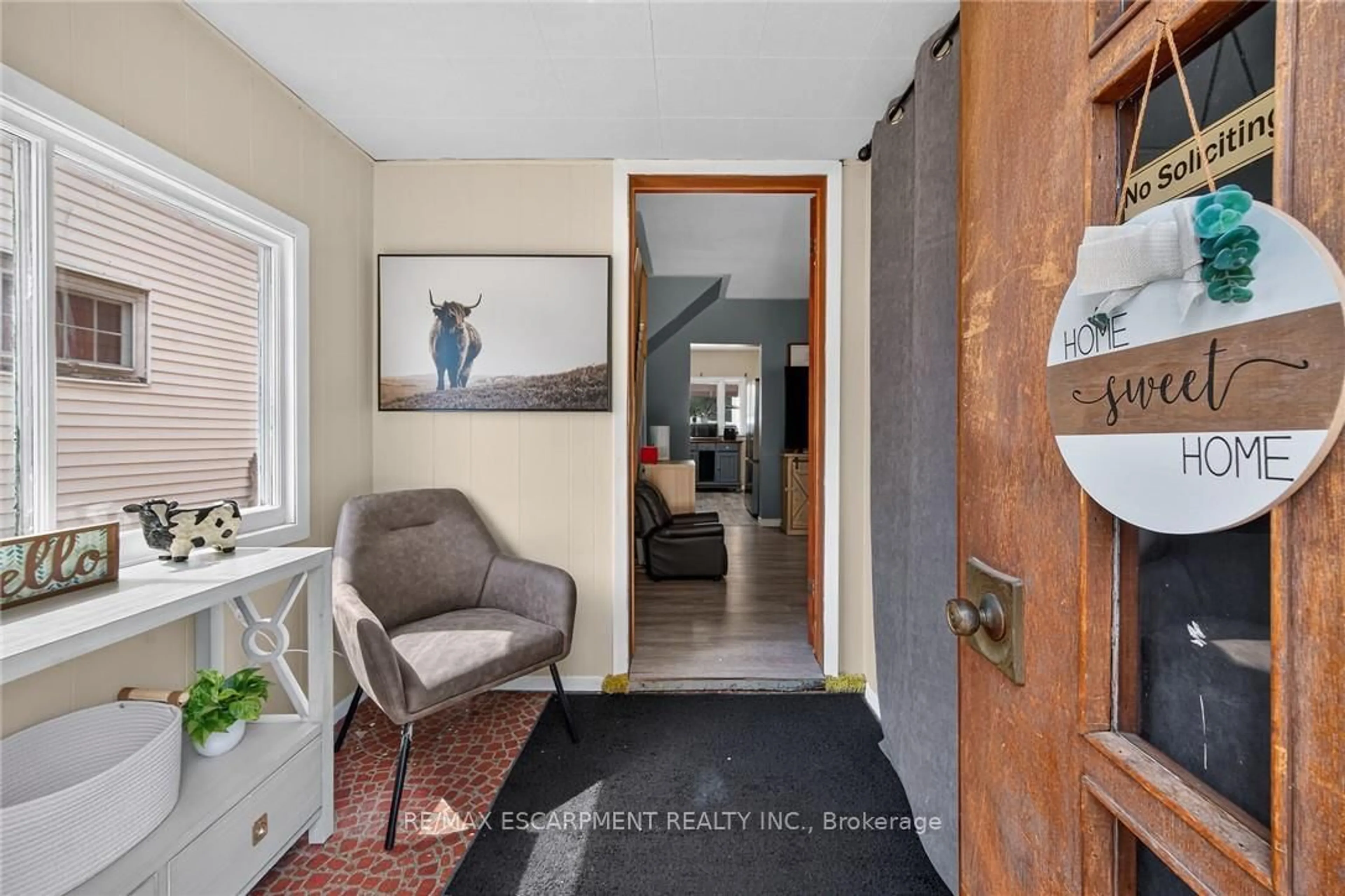Indoor entryway for 306 George St, Haldimand Ontario N1A 2T6