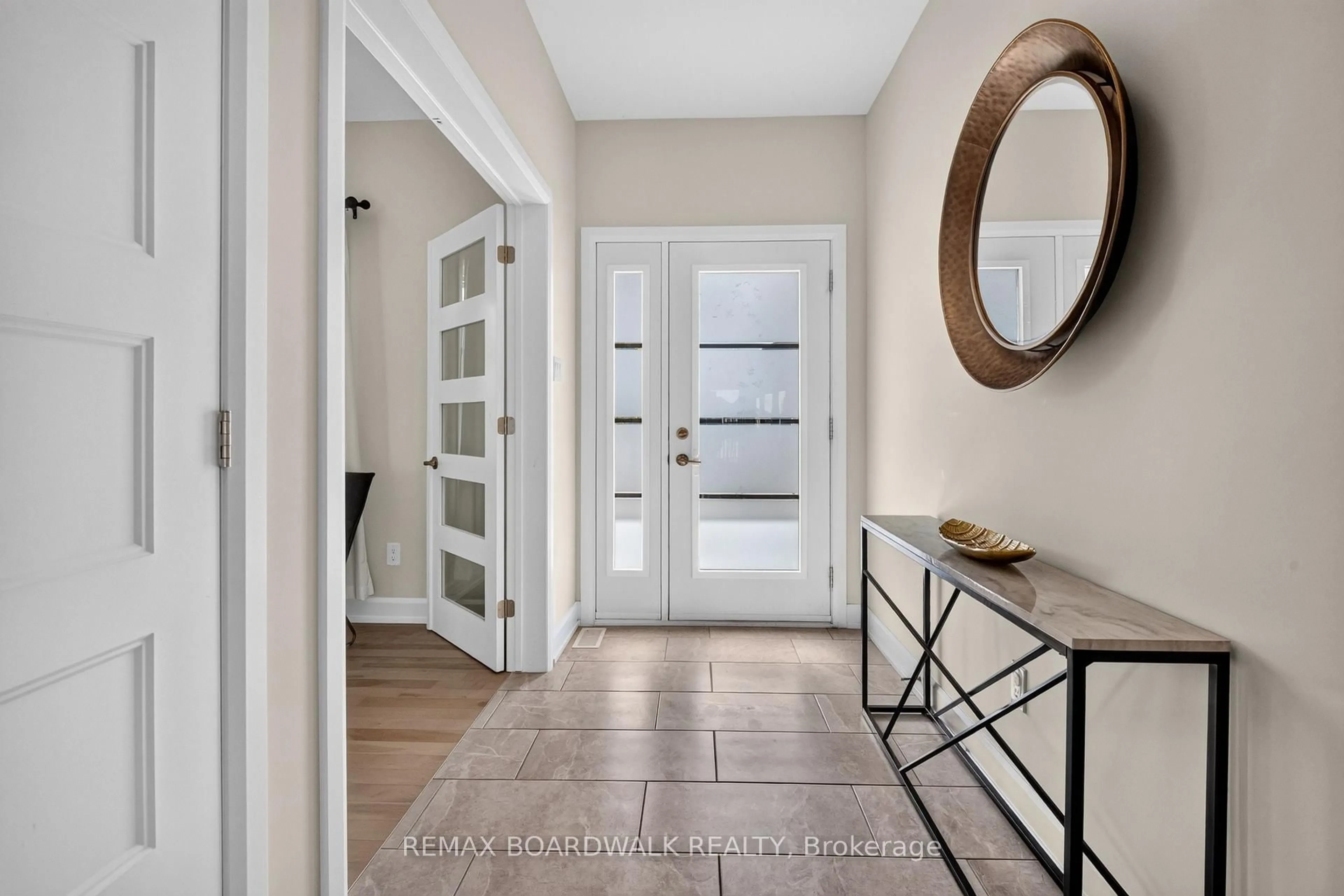 Indoor entryway for 340 Moonlight Dr, Russell Ontario K4R 0L1
