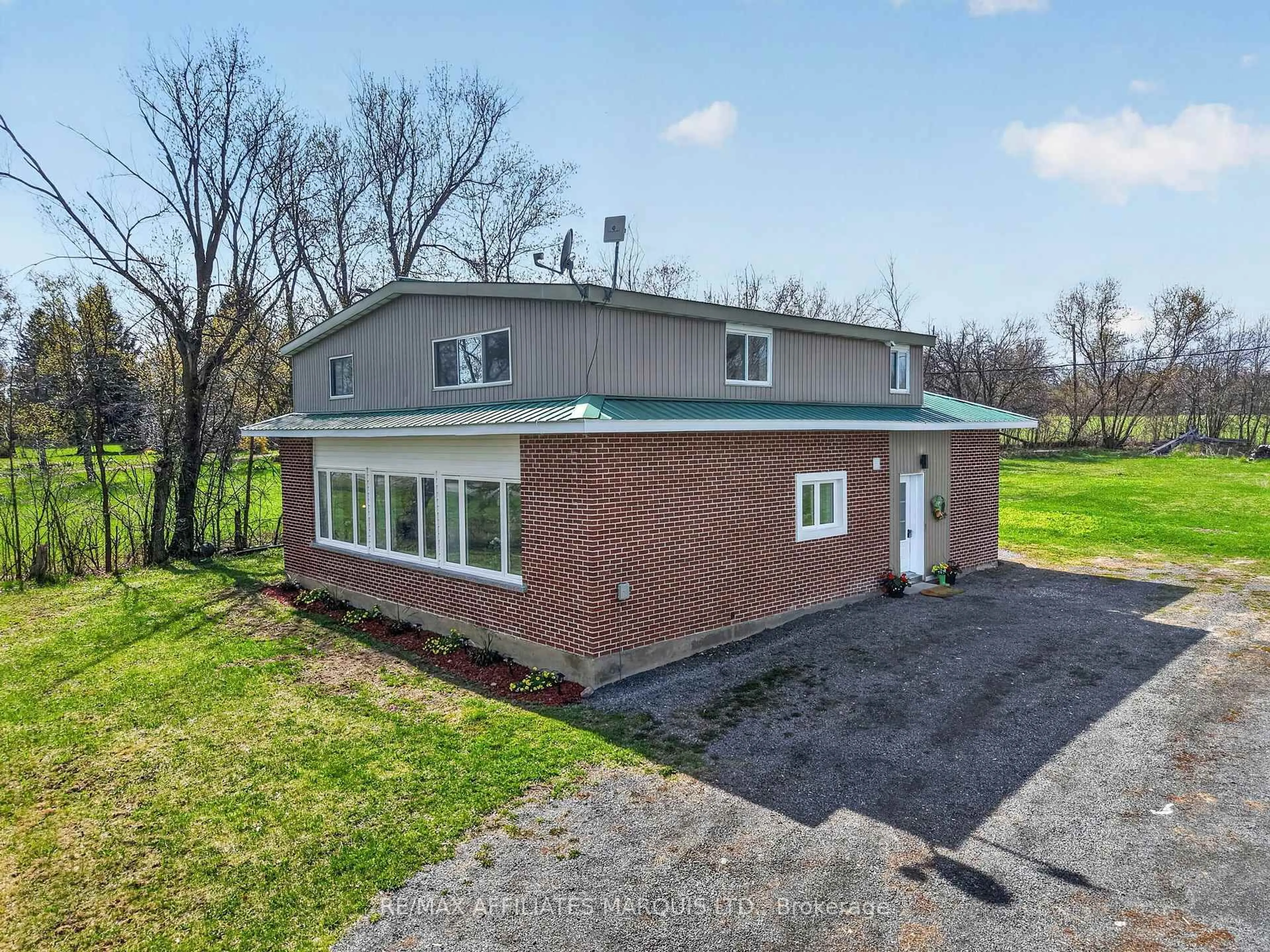 Home with brick exterior material, building for 20033 Kenyon Conc Rd 4 Rd, North Glengarry Ontario K0C 1A0