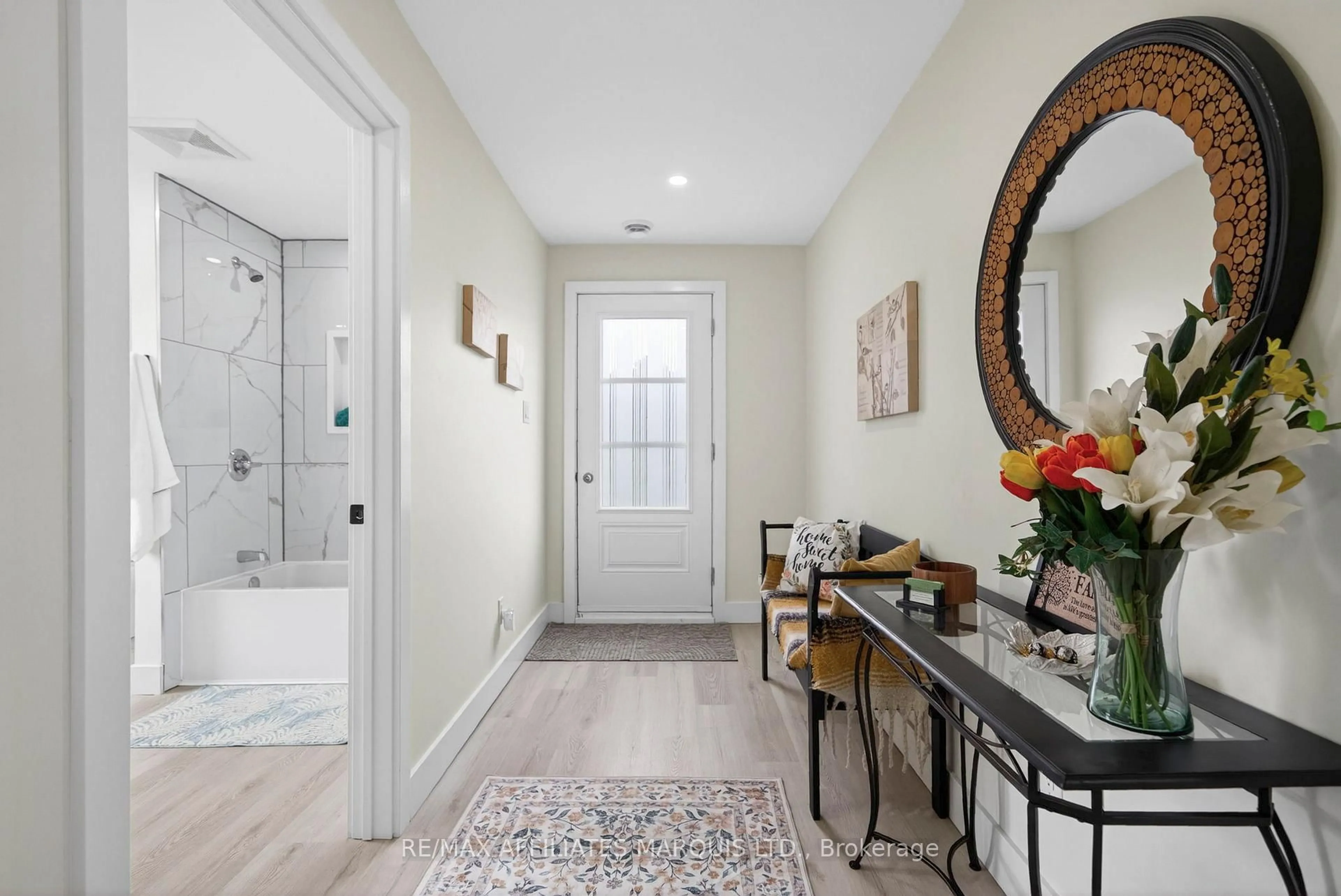 Indoor entryway for 20033 Kenyon Conc Rd 4 Rd, North Glengarry Ontario K0C 1A0