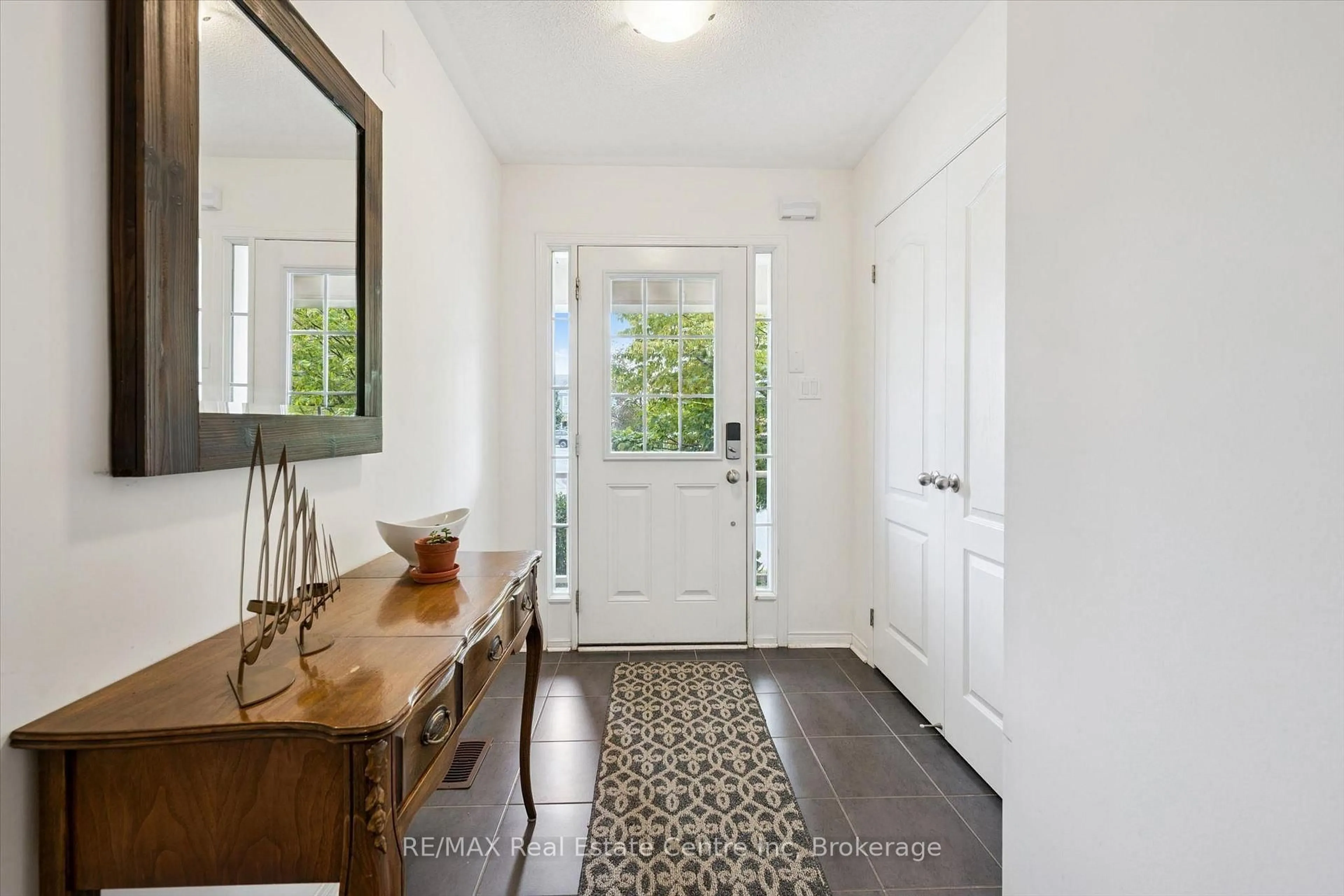 Indoor entryway for 1035 Victoria Rd #95, Guelph Ontario N1L 0H5
