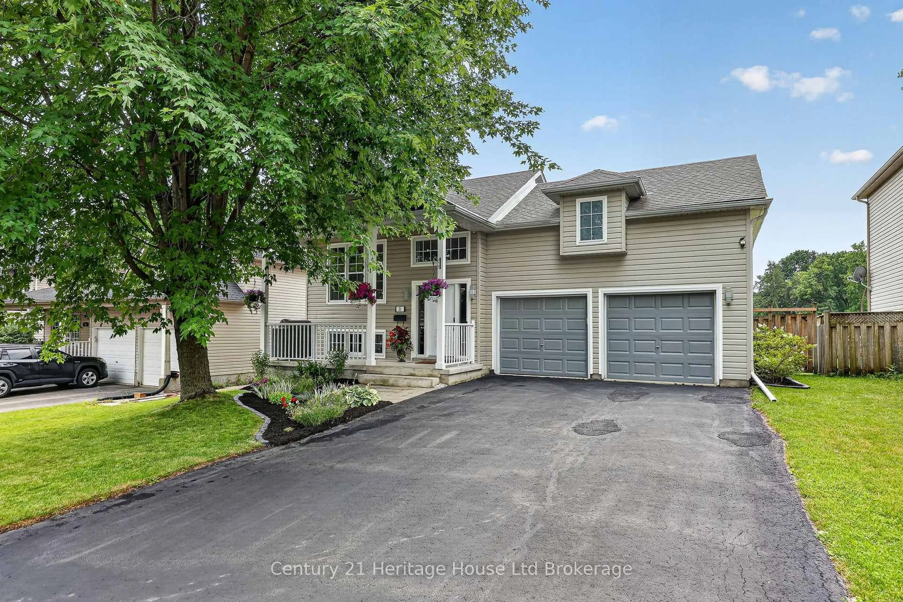 A pic from outside/outdoor area/front of a property/back of a property/a pic from drone, street for 31 Owen St, Ingersoll Ontario N5C 4G7