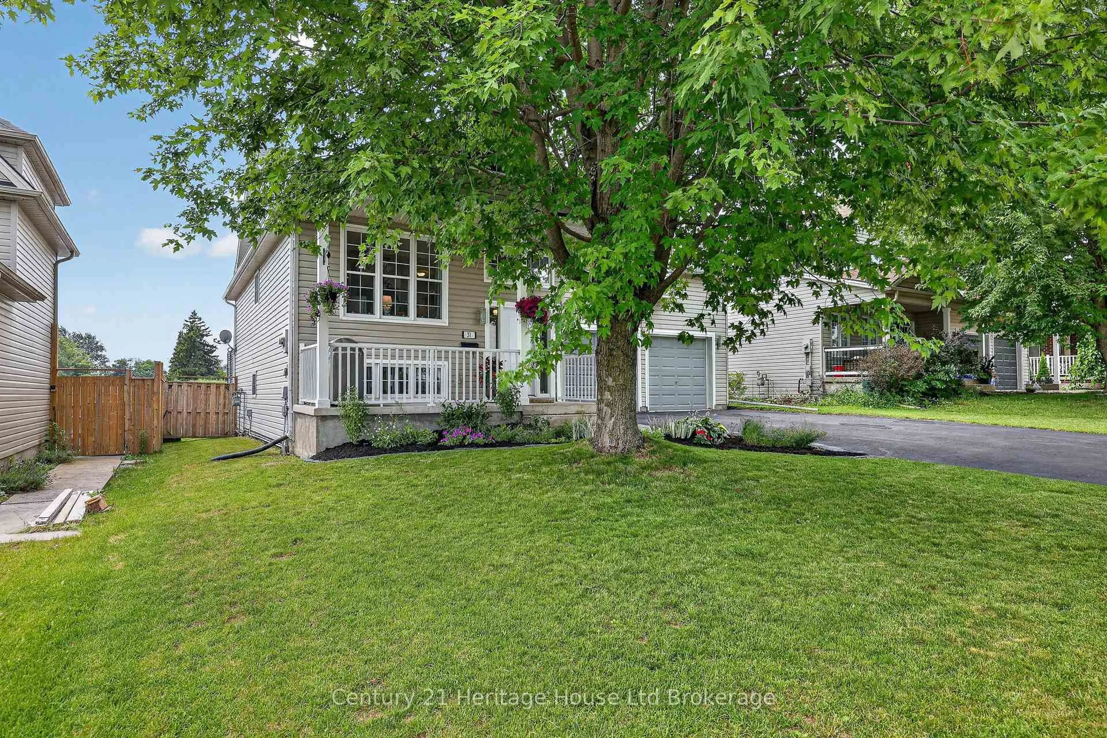 A pic from outside/outdoor area/front of a property/back of a property/a pic from drone, street for 31 Owen St, Ingersoll Ontario N5C 4G7