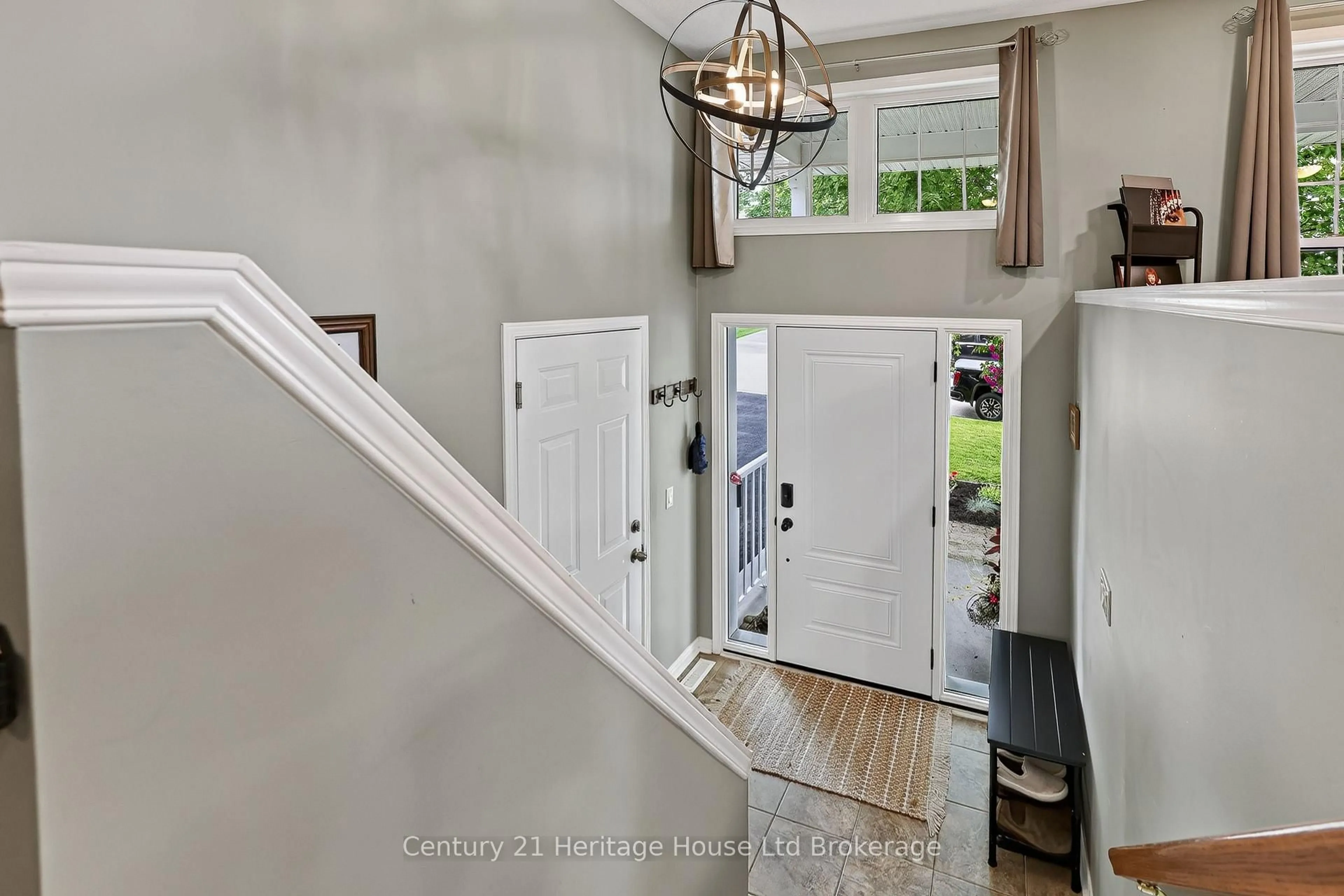 Indoor entryway for 31 Owen St, Ingersoll Ontario N5C 4G7