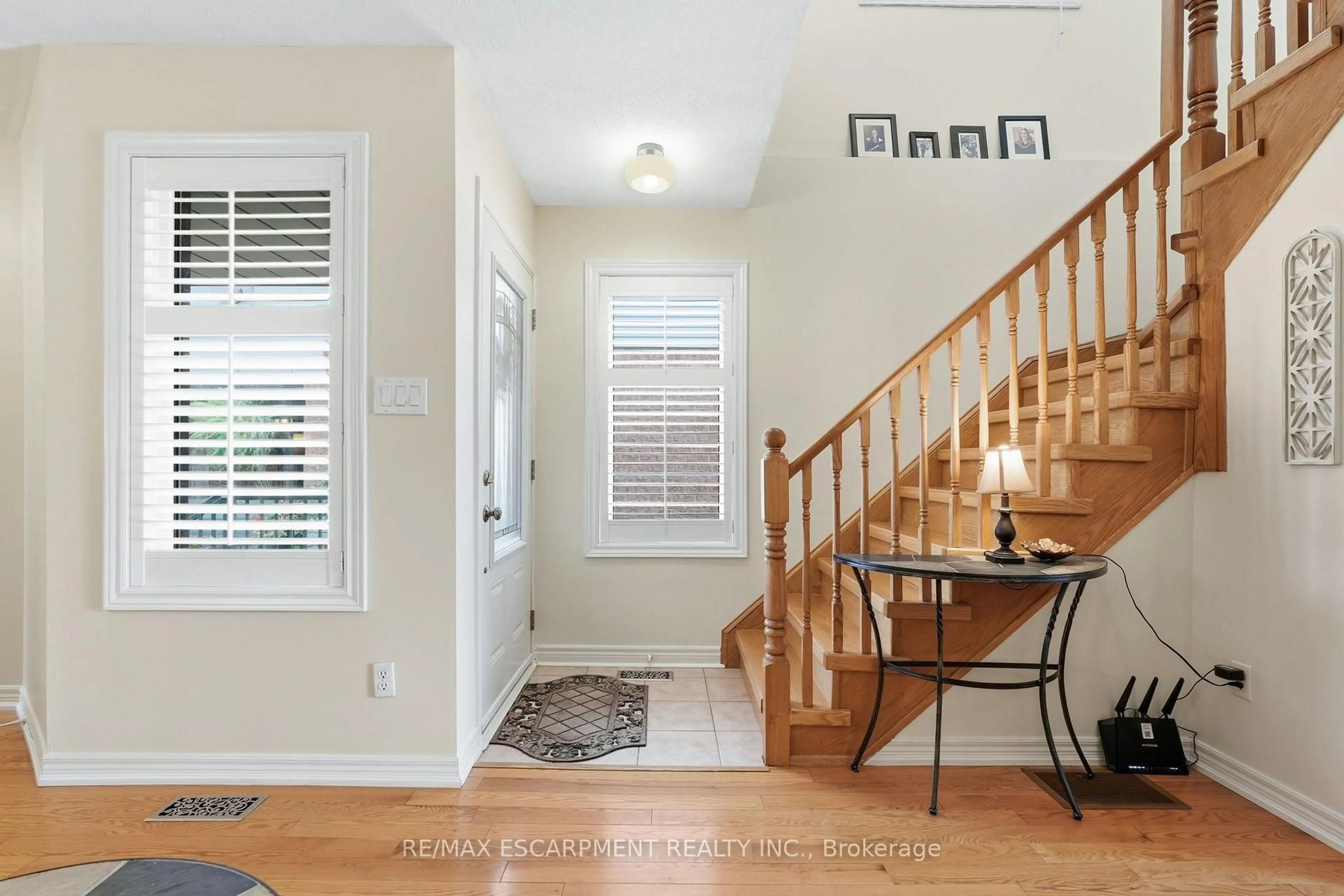 Indoor entryway for 8 SLATER Crt, Hamilton Ontario L8B 0K8