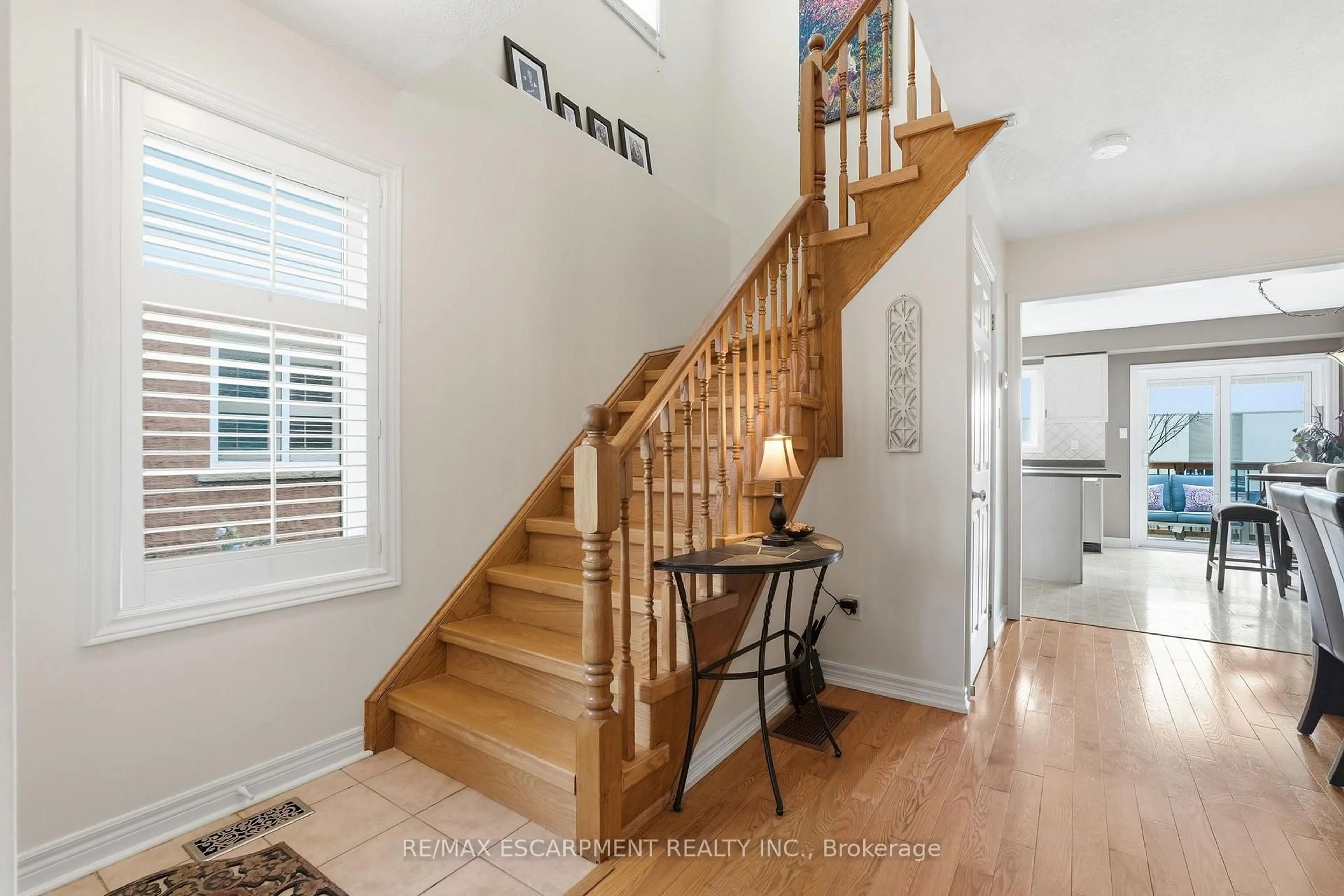 Indoor entryway for 8 SLATER Crt, Hamilton Ontario L8B 0K8