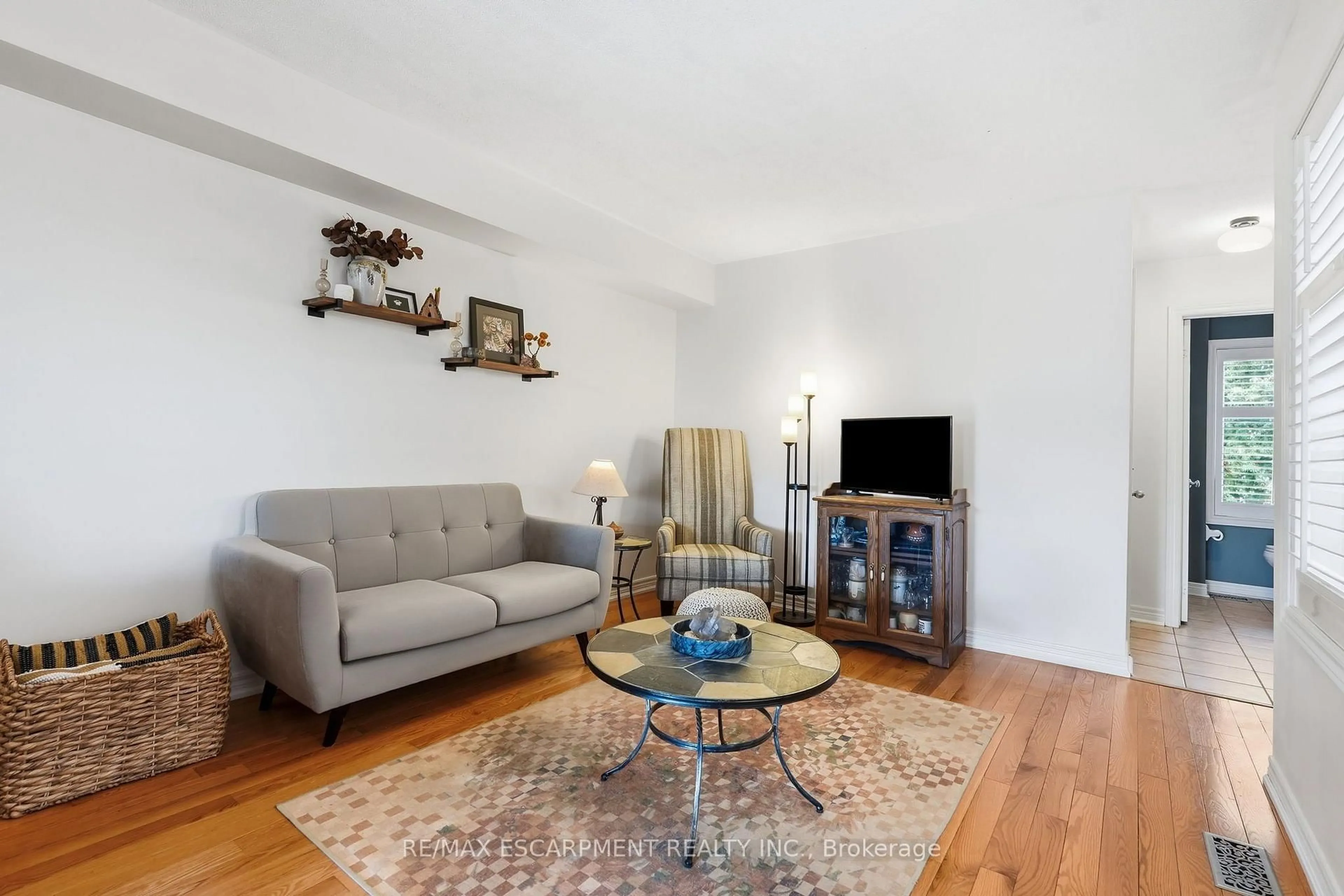 Living room with furniture, wood/laminate floor for 8 SLATER Crt, Hamilton Ontario L8B 0K8