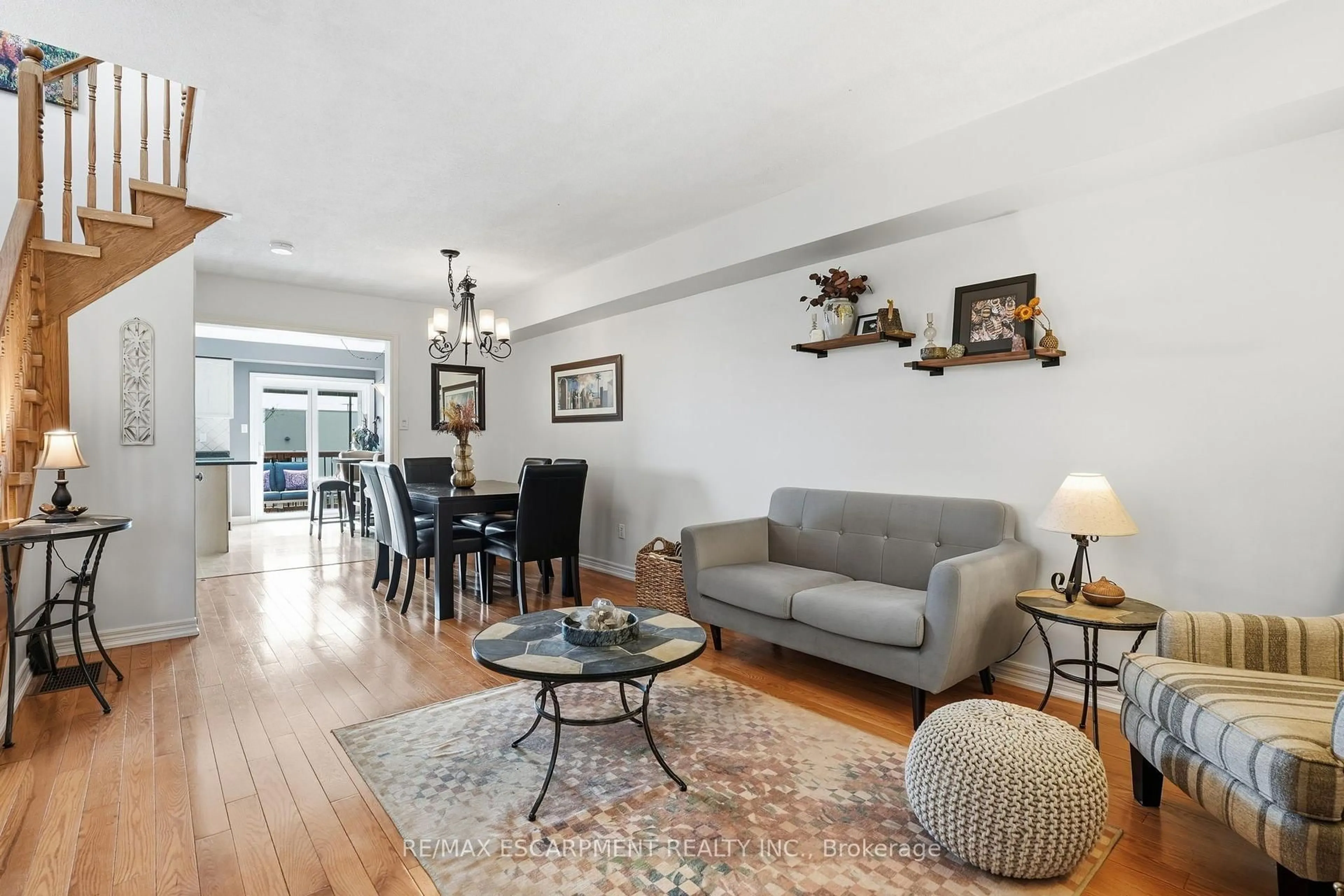 Living room with furniture, unknown for 8 SLATER Crt, Hamilton Ontario L8B 0K8