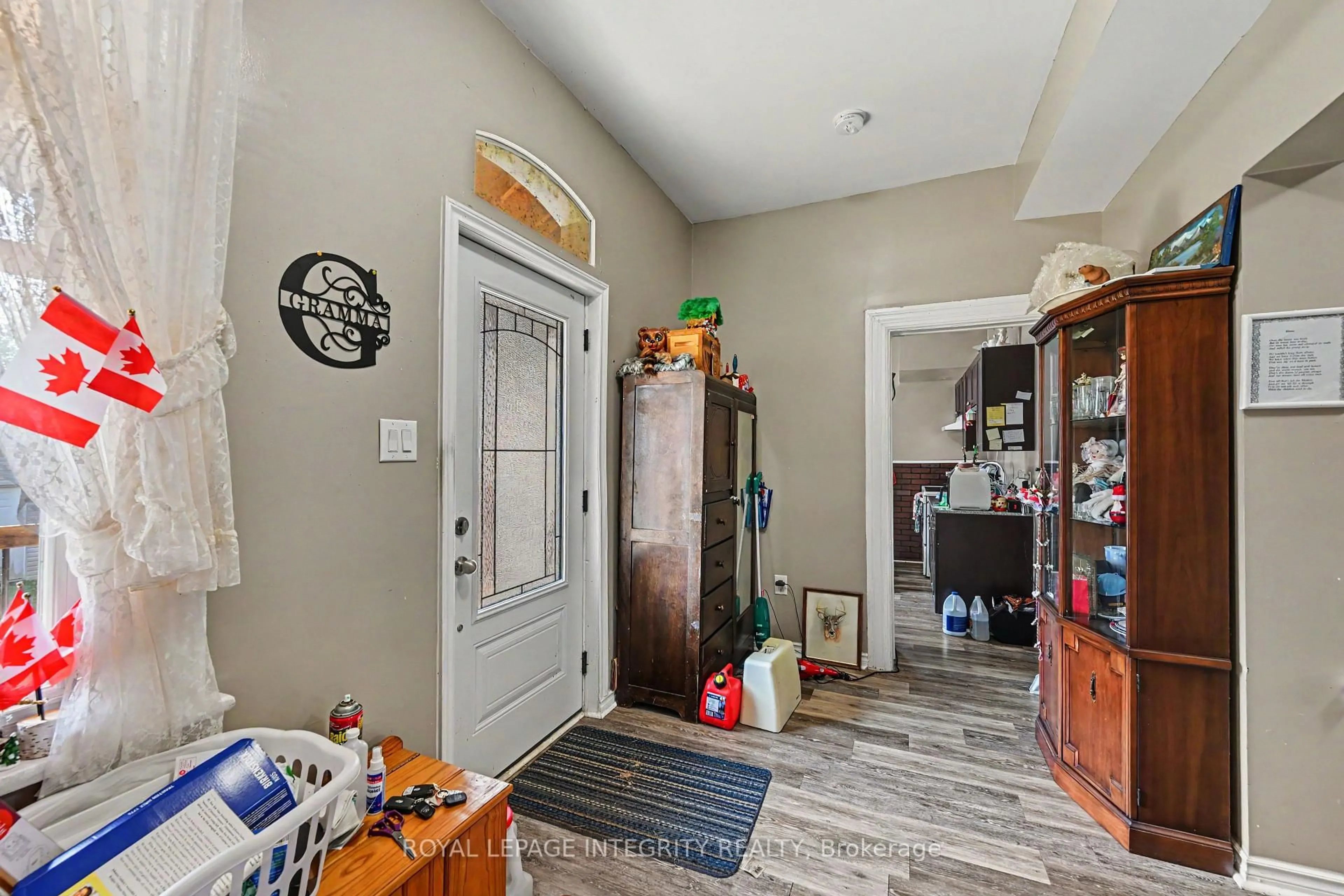 Indoor entryway for 48 Elmsley St, Smiths Falls Ontario K7A 3P6
