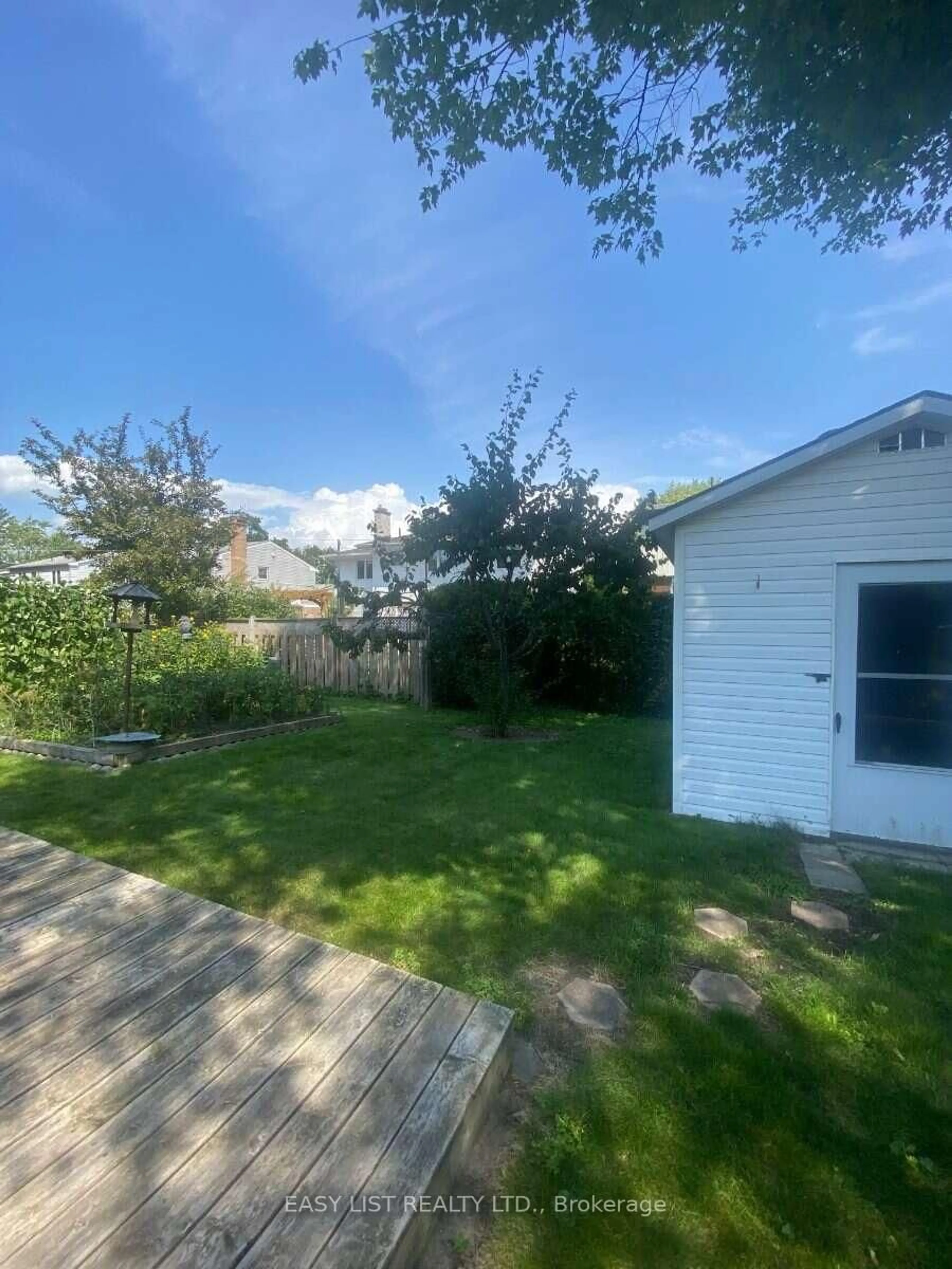 A pic from outside/outdoor area/front of a property/back of a property/a pic from drone, street for 2154 Dutton Cres, Ottawa Ontario K1J 6K4