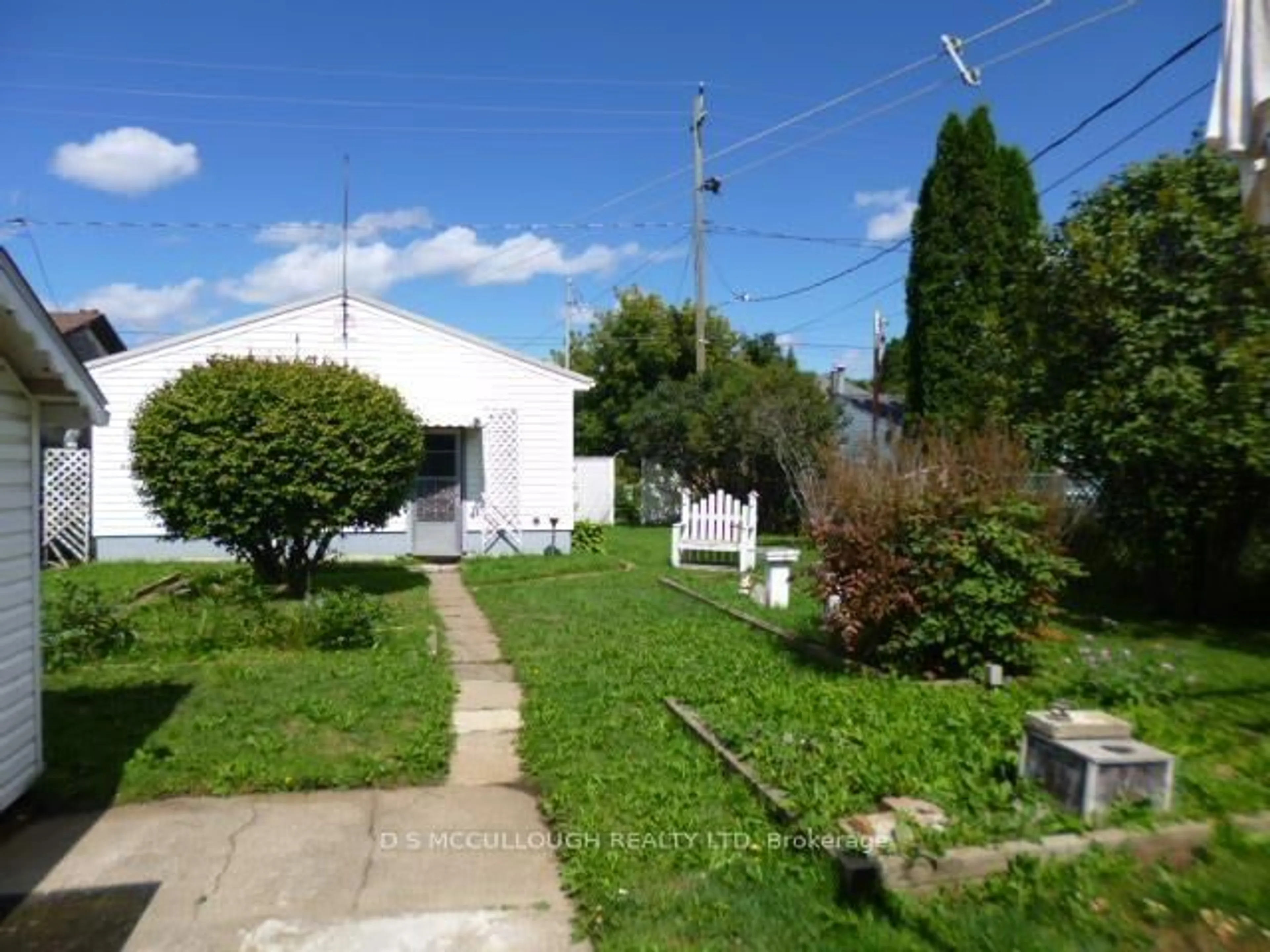 A pic from outside/outdoor area/front of a property/back of a property/a pic from drone, street for 267 Frederica St, Thunder Bay Ontario P7E 3W1