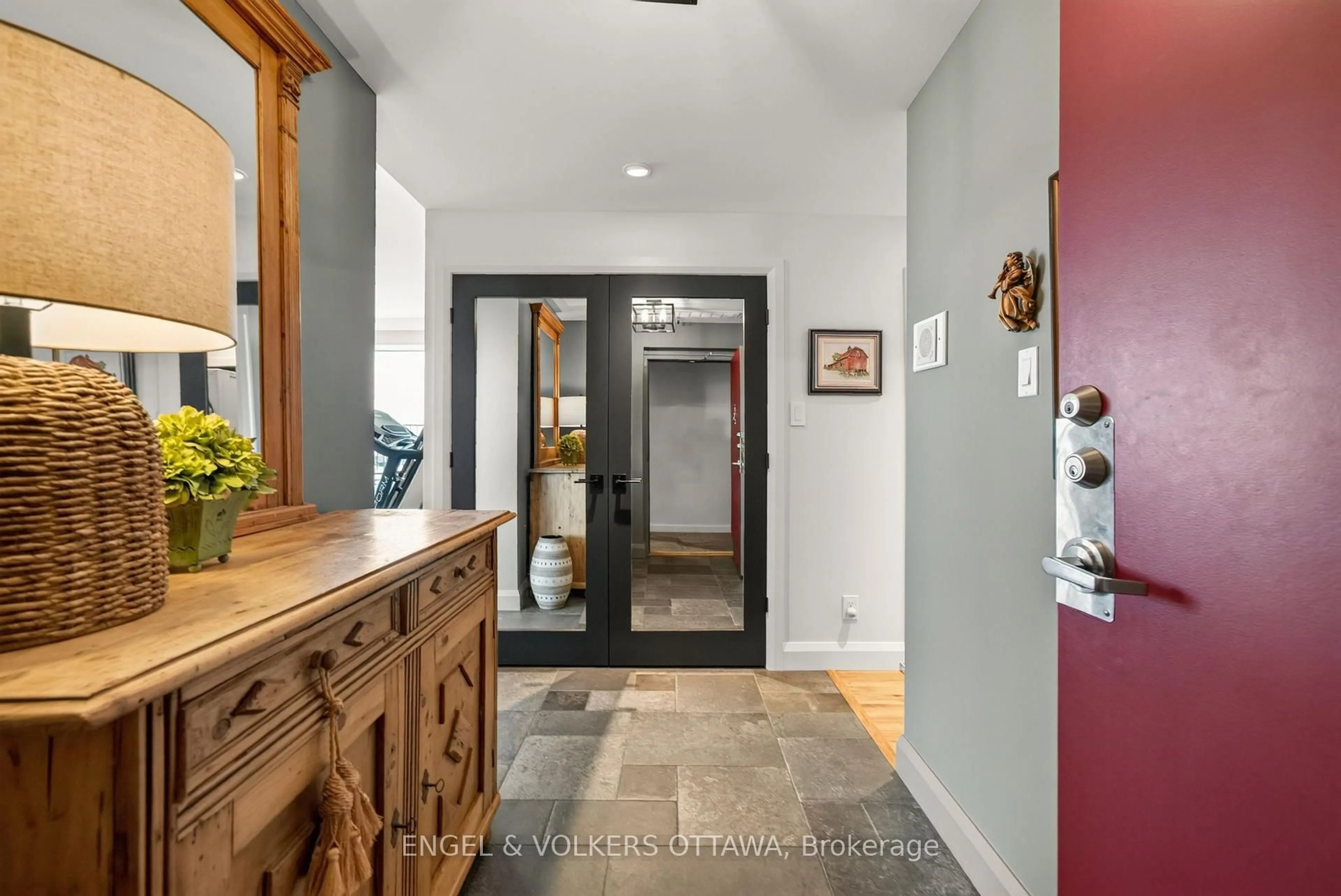 Indoor entryway for 370 Dominion Ave #EX2, Ottawa Ontario K2A 3X4