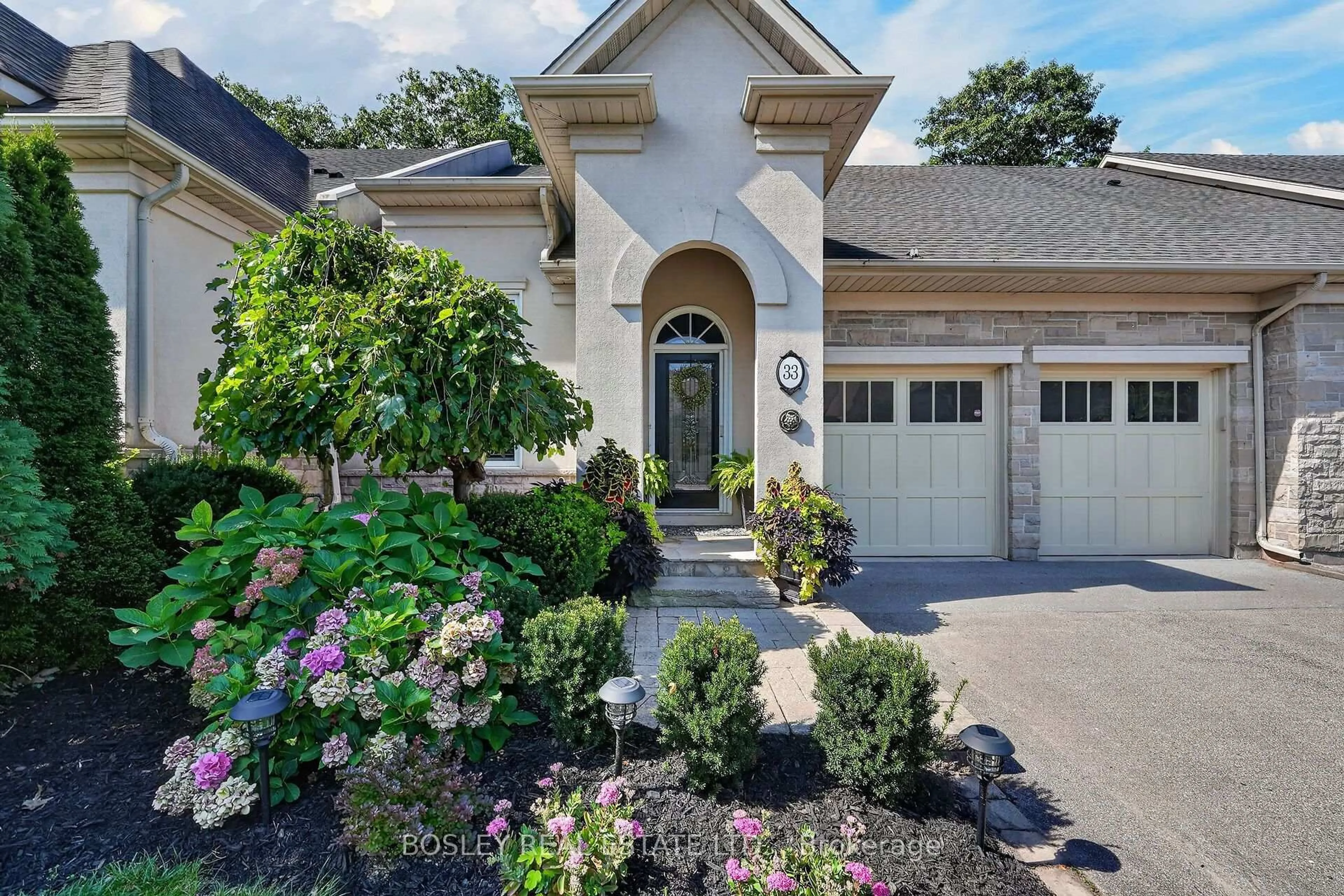 Home with brick exterior material, street for 33 Bay Berry Lane, Niagara-on-the-Lake Ontario L0S 1J0