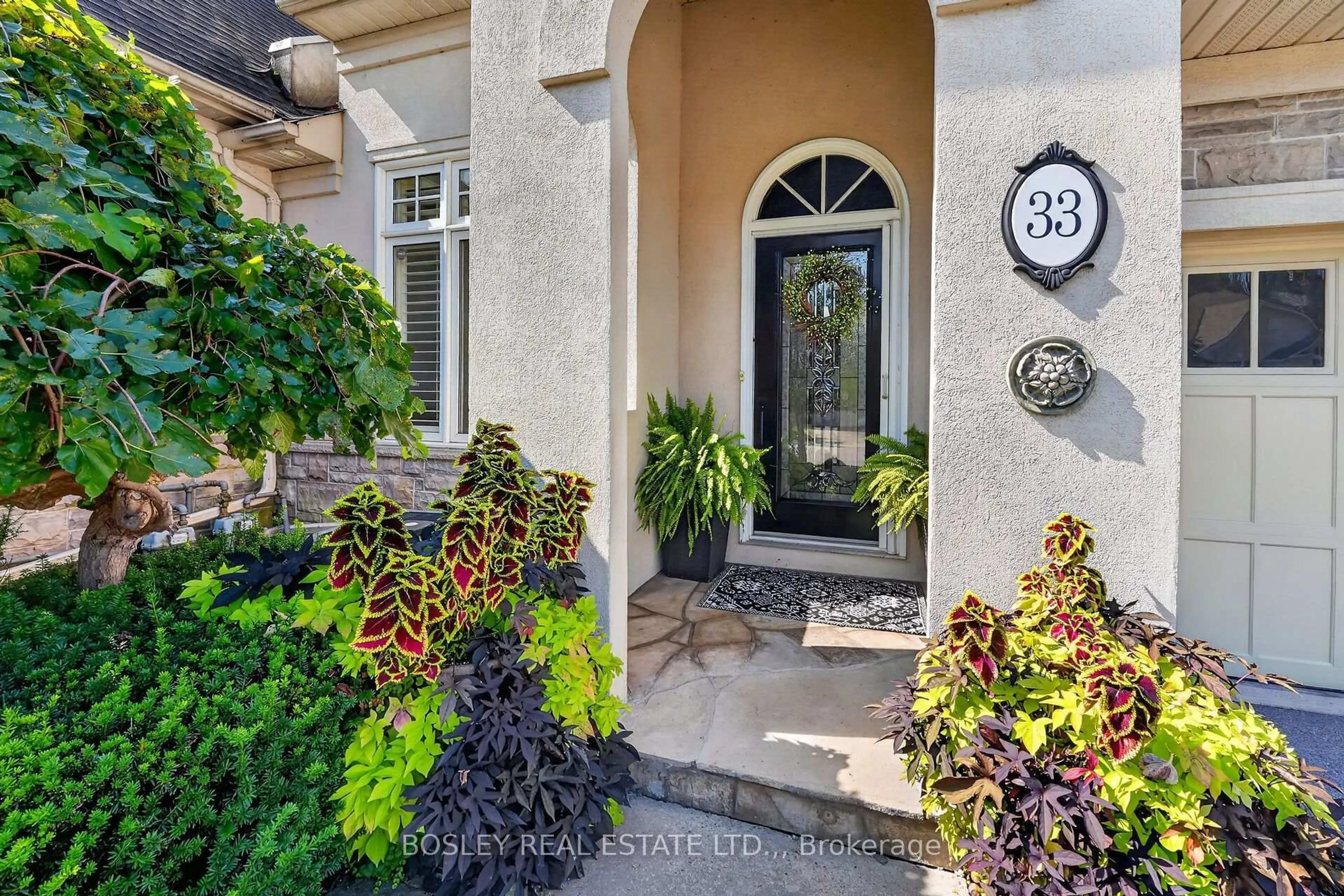 Indoor entryway for 33 Bay Berry Lane, Niagara-on-the-Lake Ontario L0S 1J0