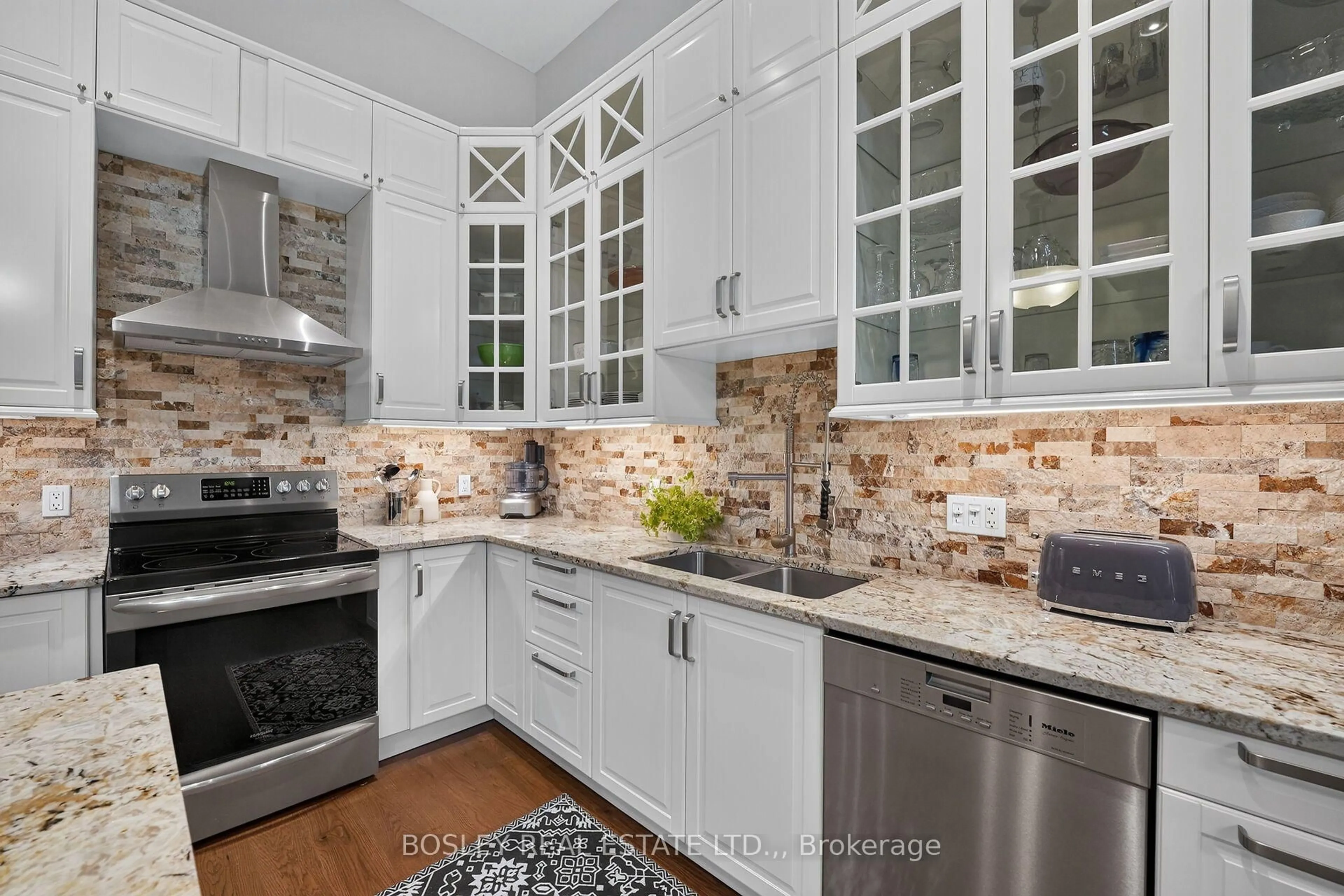 Contemporary kitchen, ceramic/tile floor for 33 Bay Berry Lane, Niagara-on-the-Lake Ontario L0S 1J0