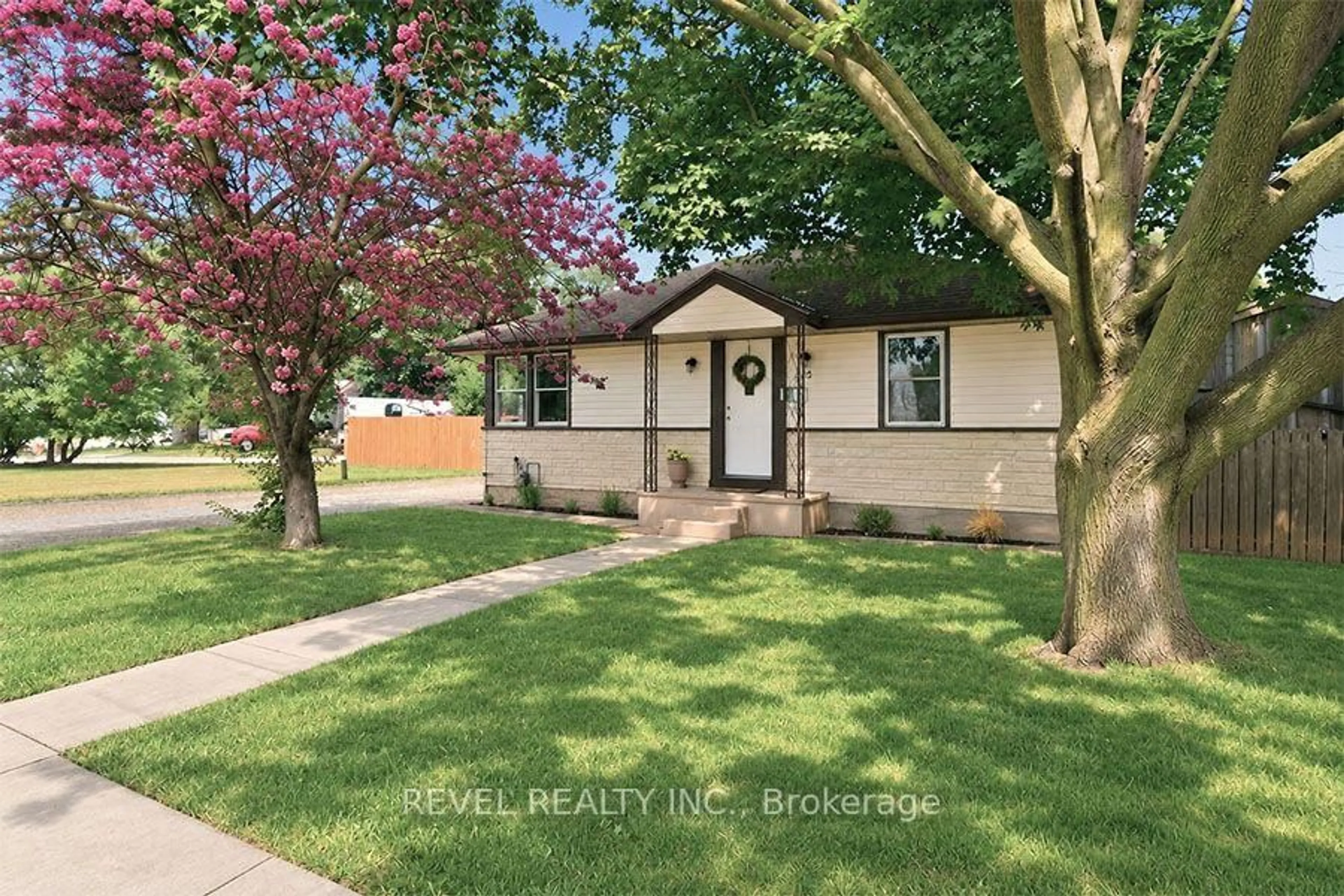 Home with vinyl exterior material, street for 27 Frank St, Brantford Ontario N3T 5C8