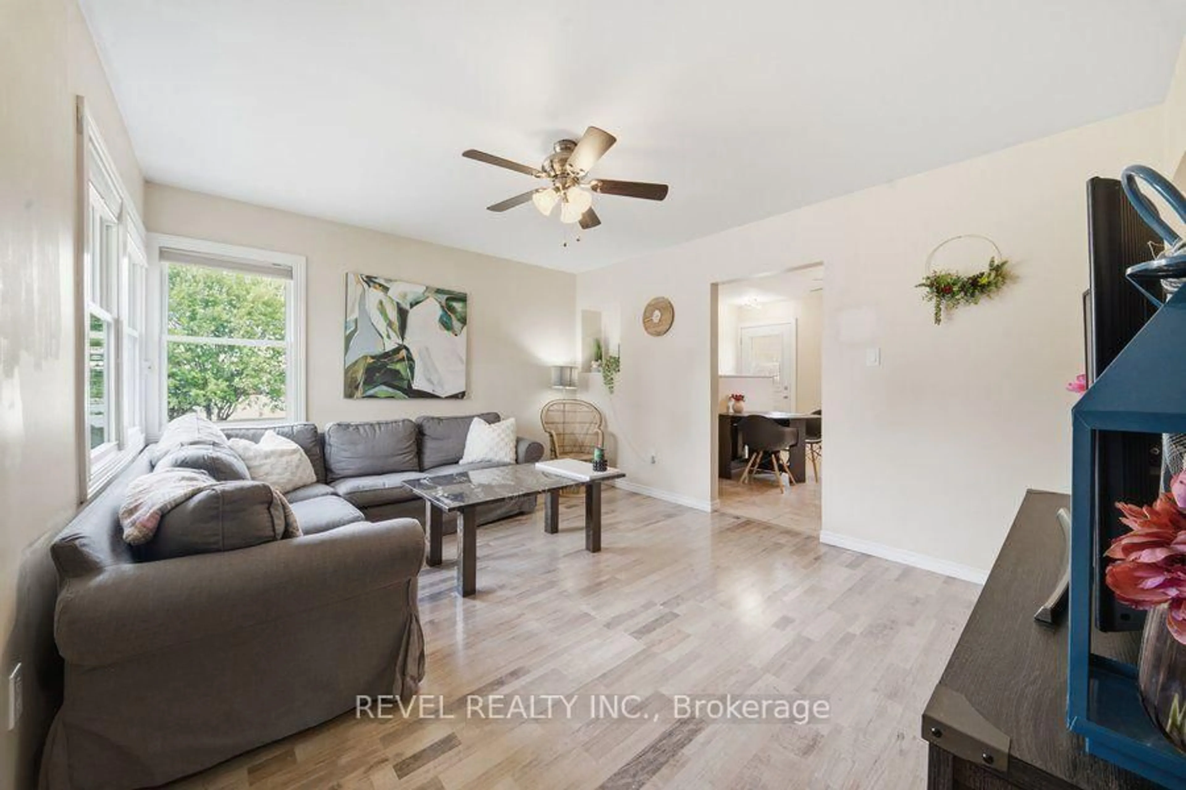 Living room with furniture, unknown for 27 Frank St, Brantford Ontario N3T 5C8
