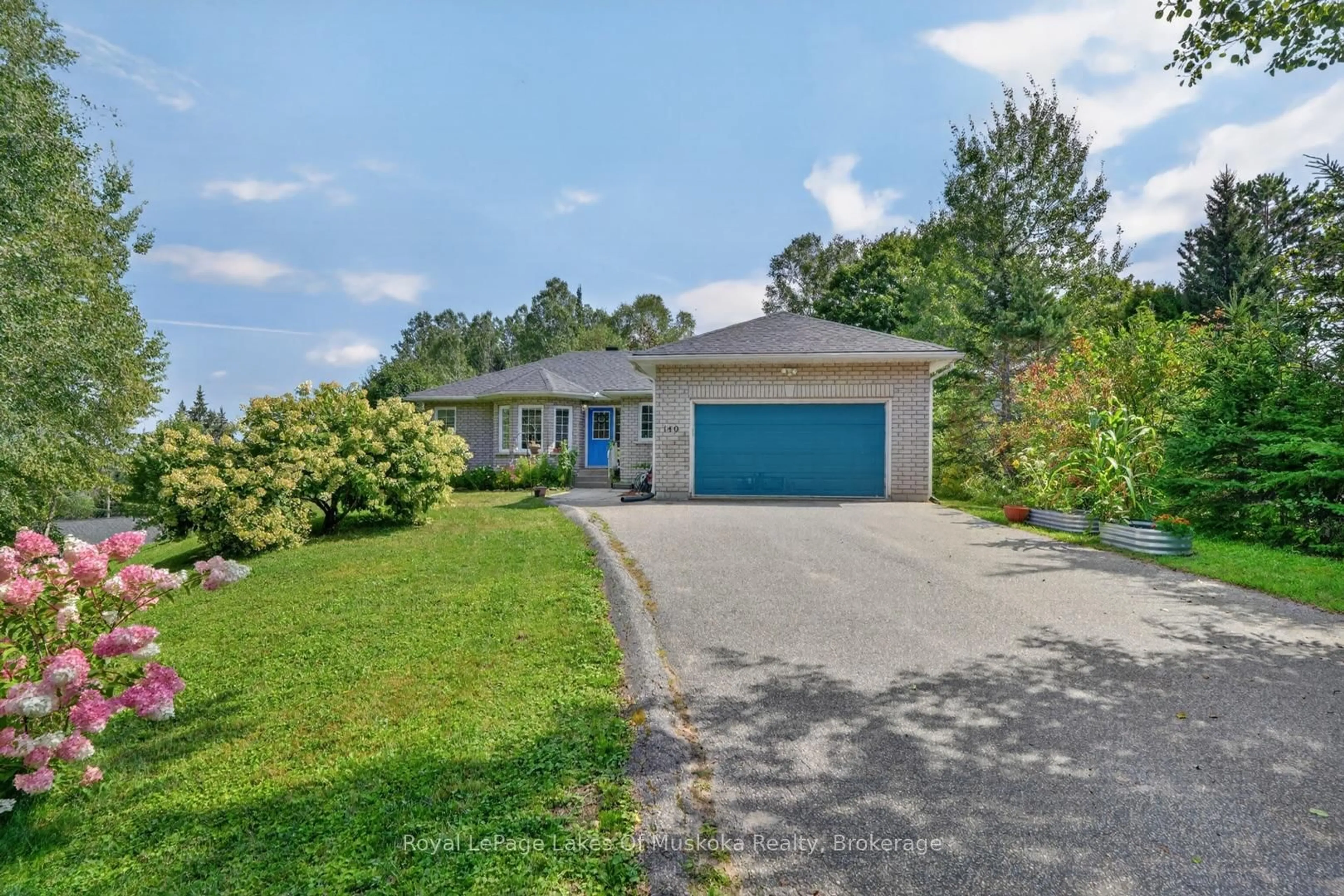 A pic from outside/outdoor area/front of a property/back of a property/a pic from drone, street for 140 Simpson St, Burk's Falls Ontario P0A 1C0