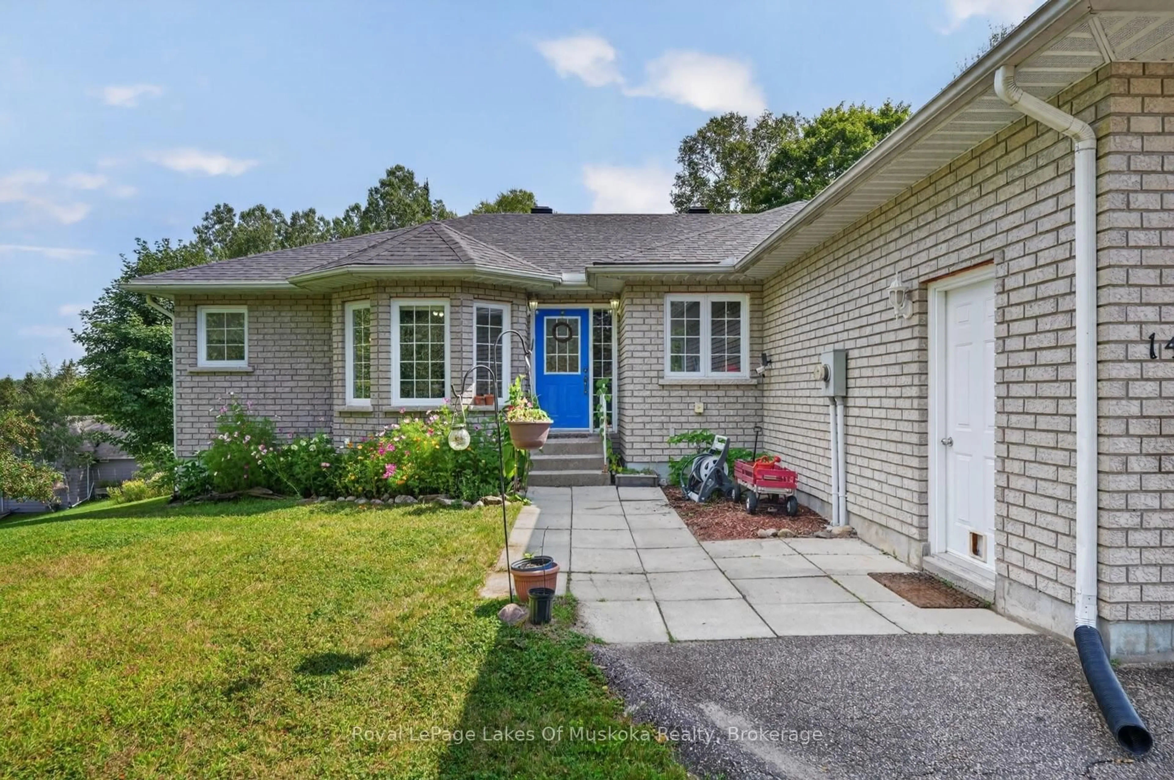 Home with brick exterior material, street for 140 Simpson St, Burk's Falls Ontario P0A 1C0
