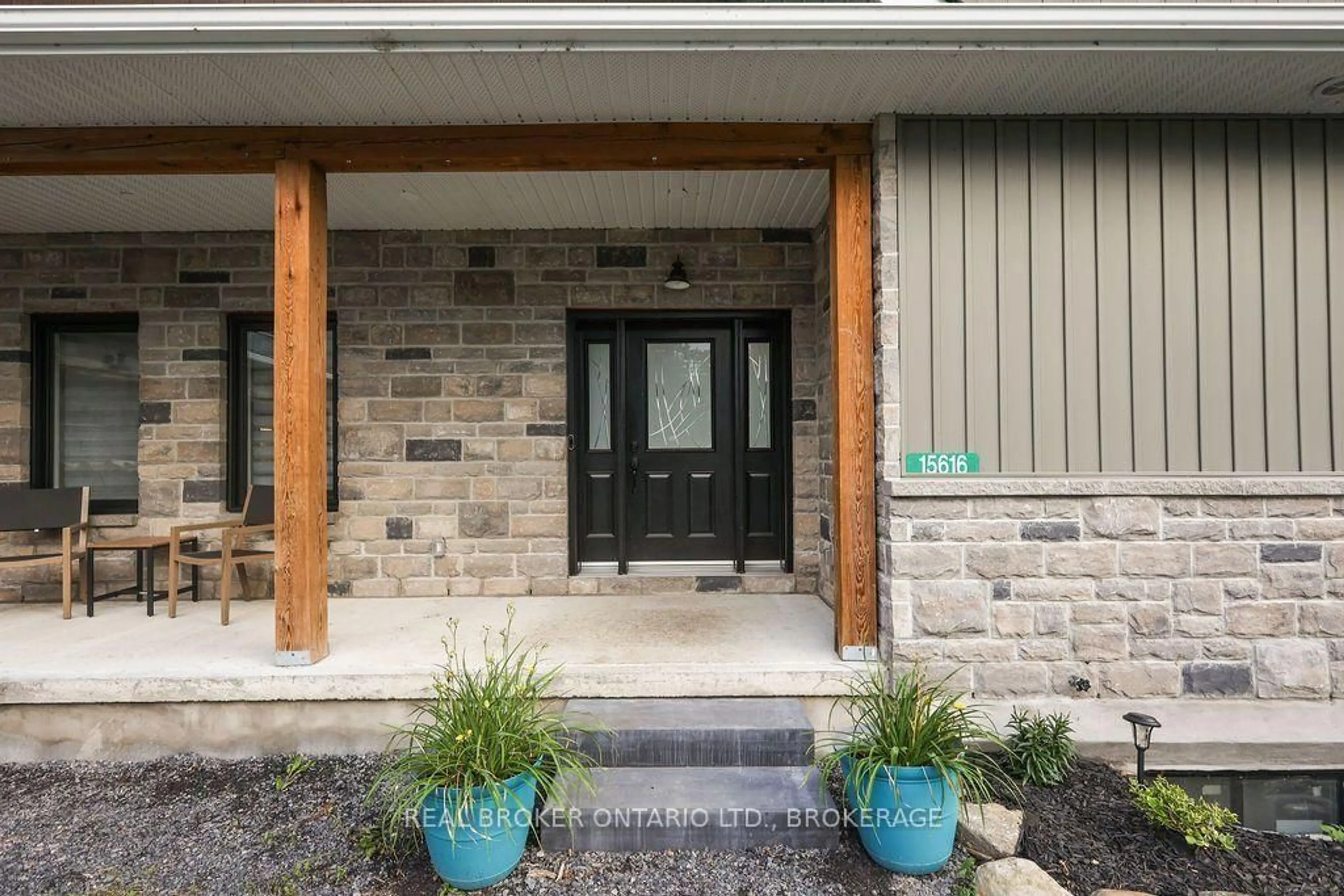 Indoor entryway for 15616 Manning Rd, South Stormont Ontario K0C 1M0