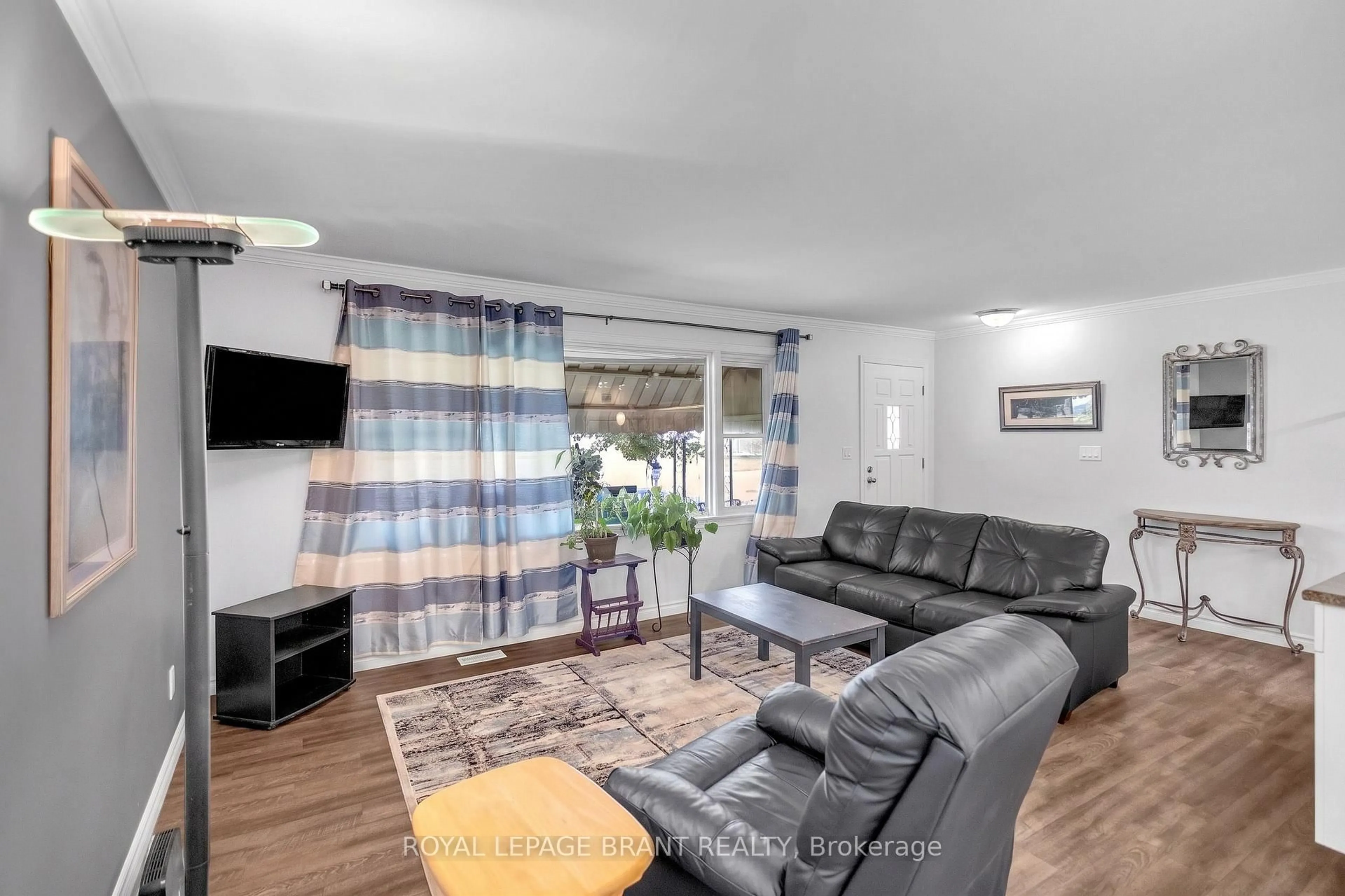 Living room with furniture, wood/laminate floor for 7 Willowdale St, Brant Ontario N3T 5L7