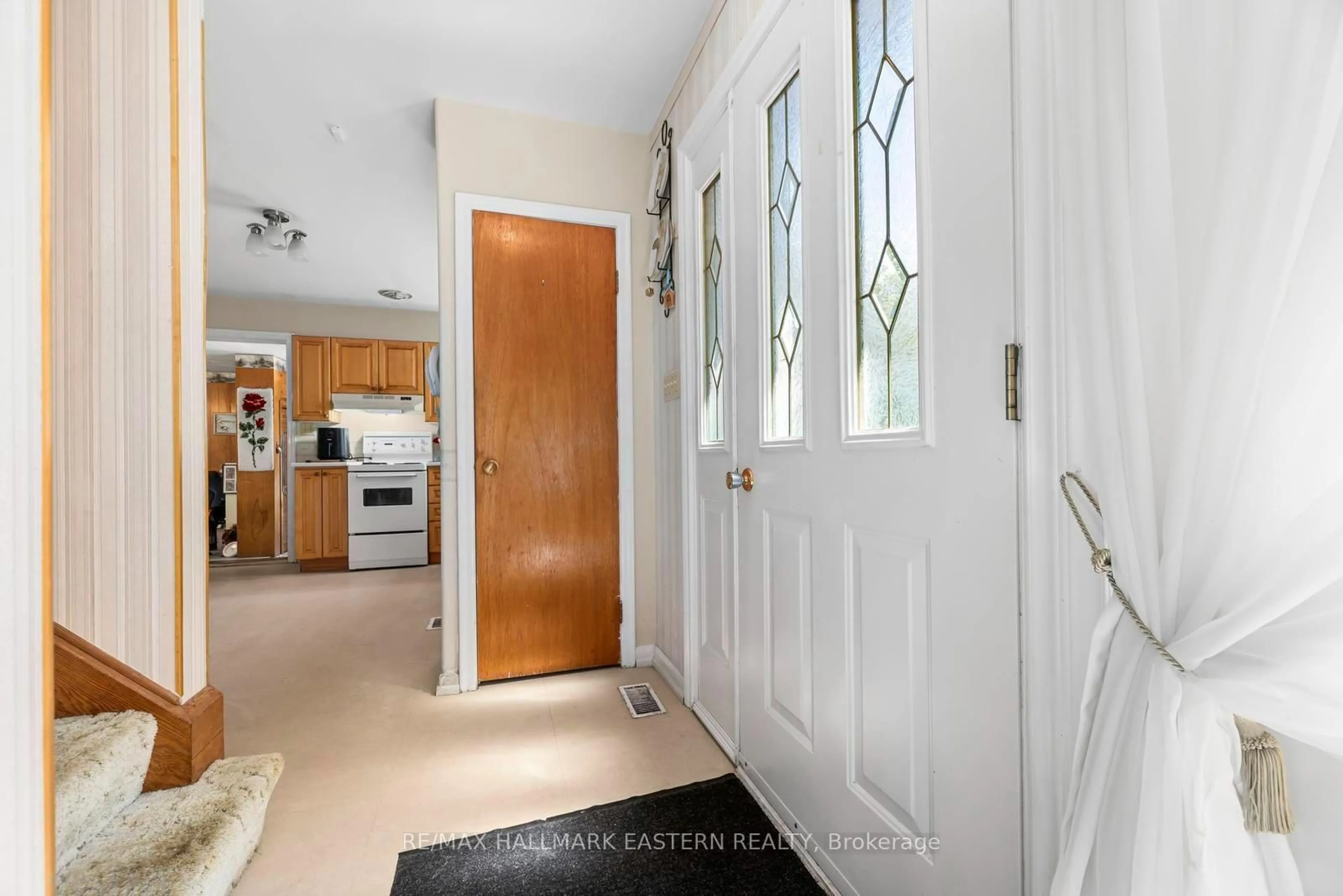 Indoor entryway for 1932 Sherbrooke St, Cavan Monaghan Ontario K9J 6X4