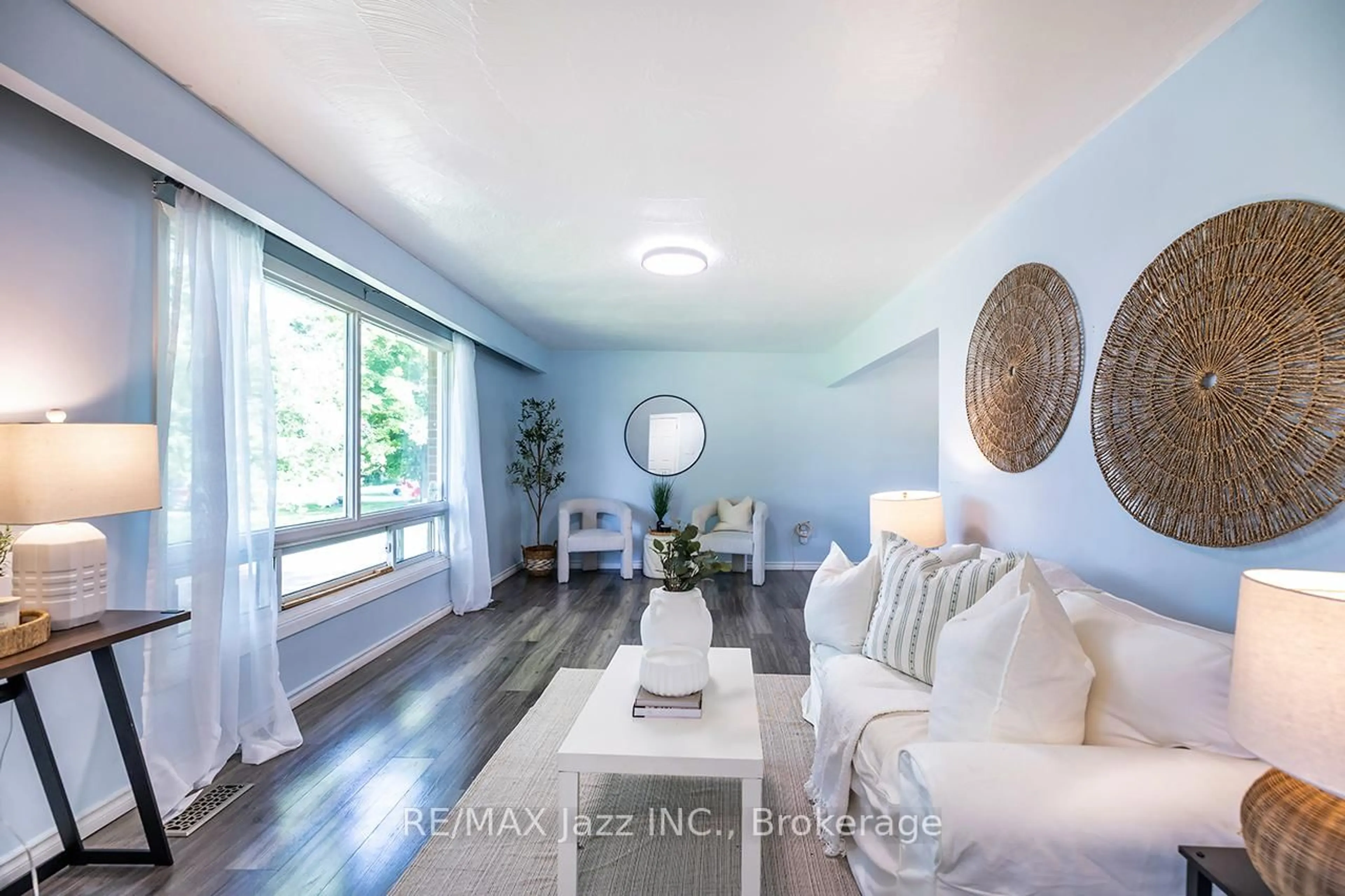 Living room with furniture, wood/laminate floor for 3075 Zion Rd, Port Hope Ontario L1A 3V7