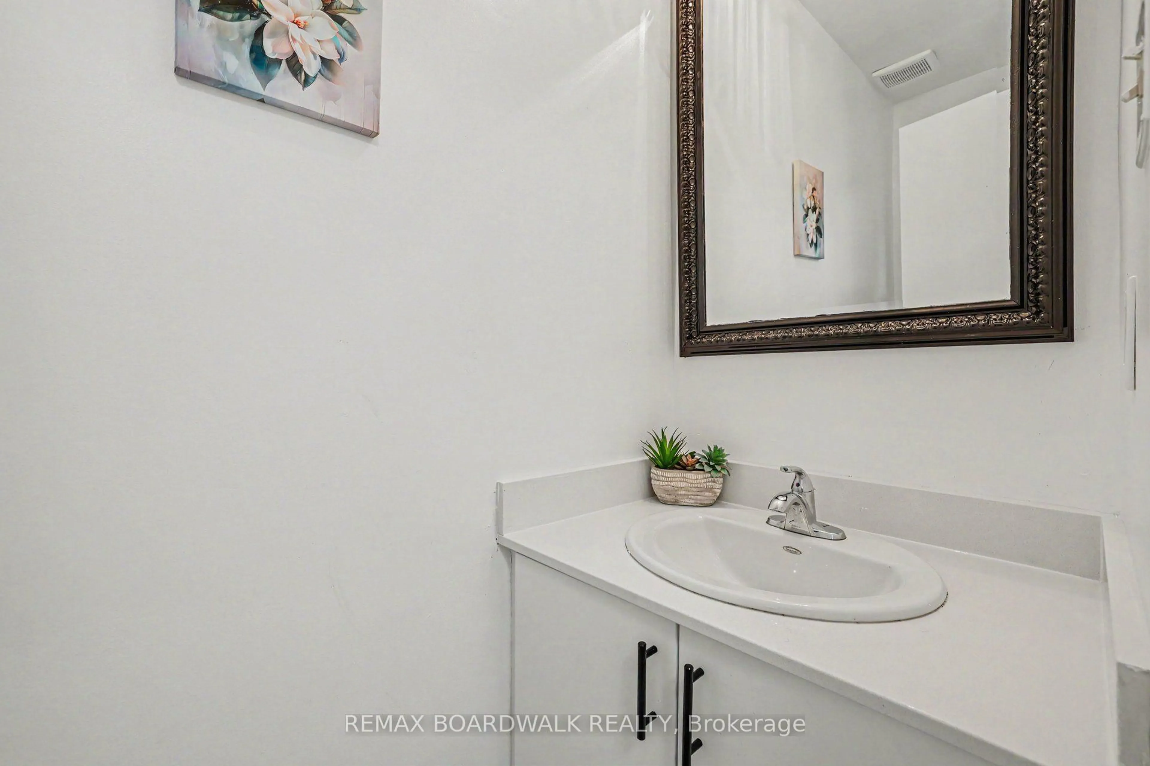 Standard bathroom, ceramic/tile floor for 314 Valade Cres, Orleans Ontario K4A 2X4