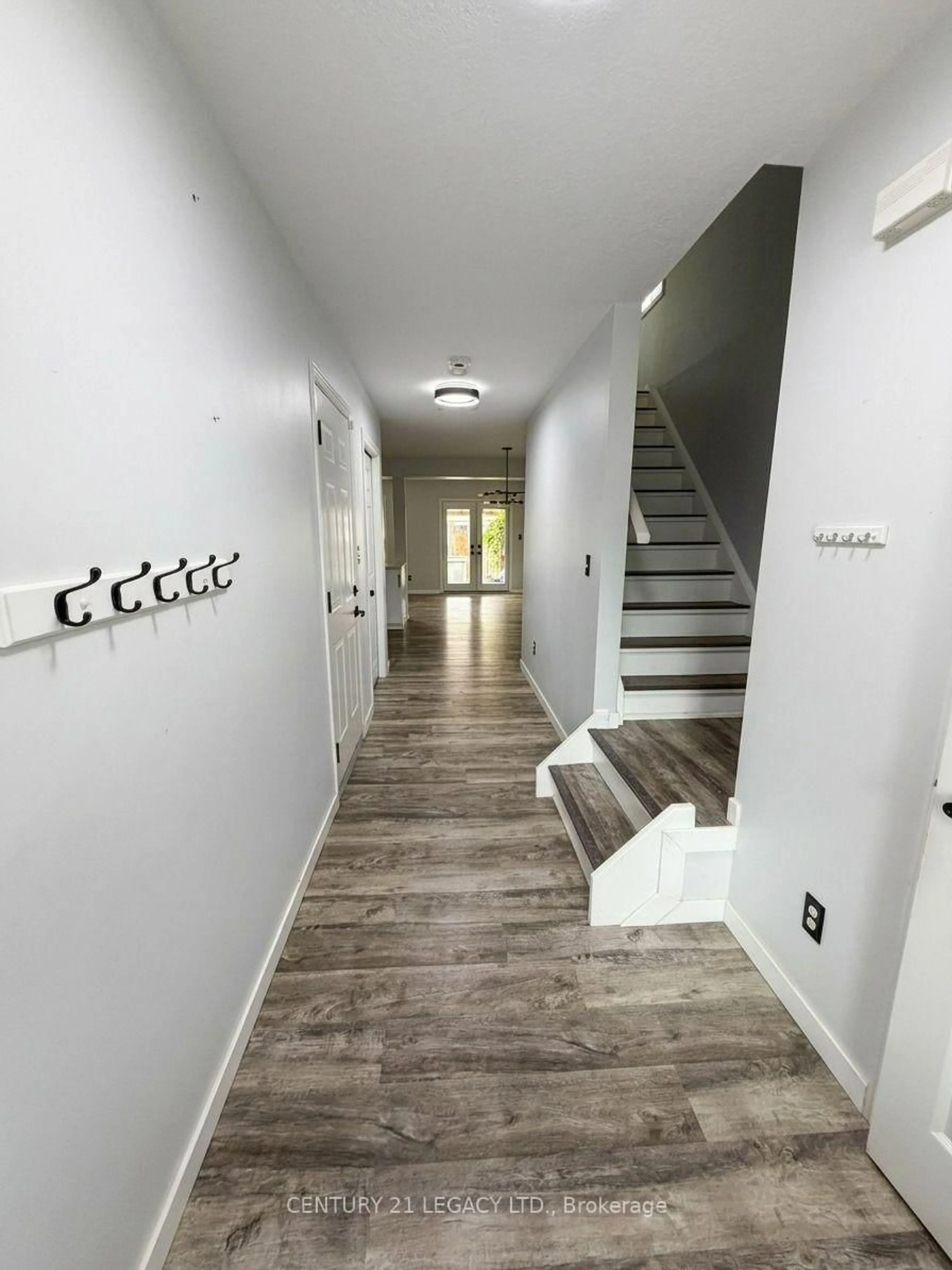 Indoor foyer for 34 Mountain Laurel Cres, Kitchener Ontario N2E 3W9