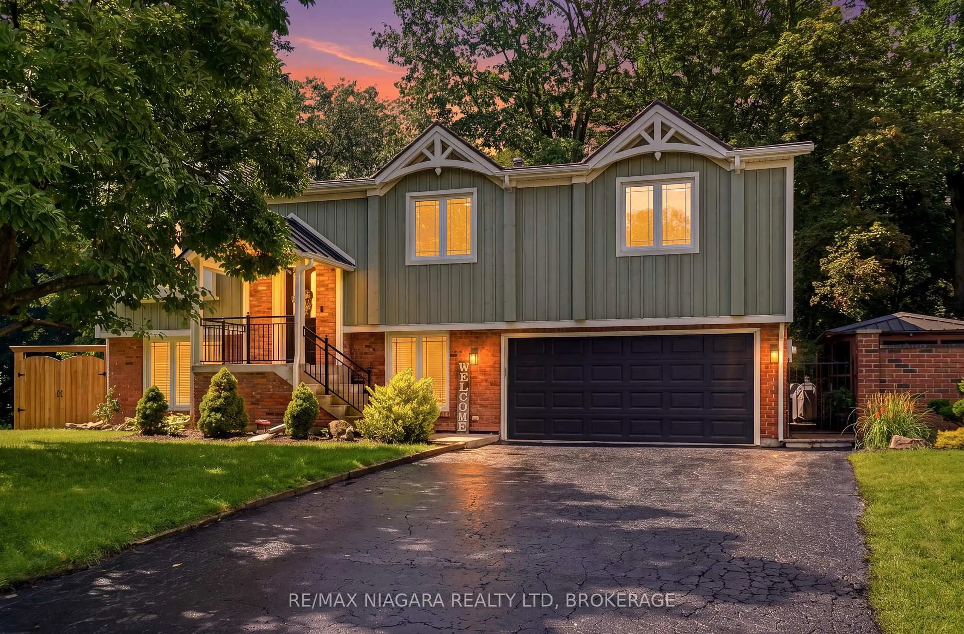 Home with vinyl exterior material, street for 25 Berkhout Terr, Pelham Ontario L0S 1E2