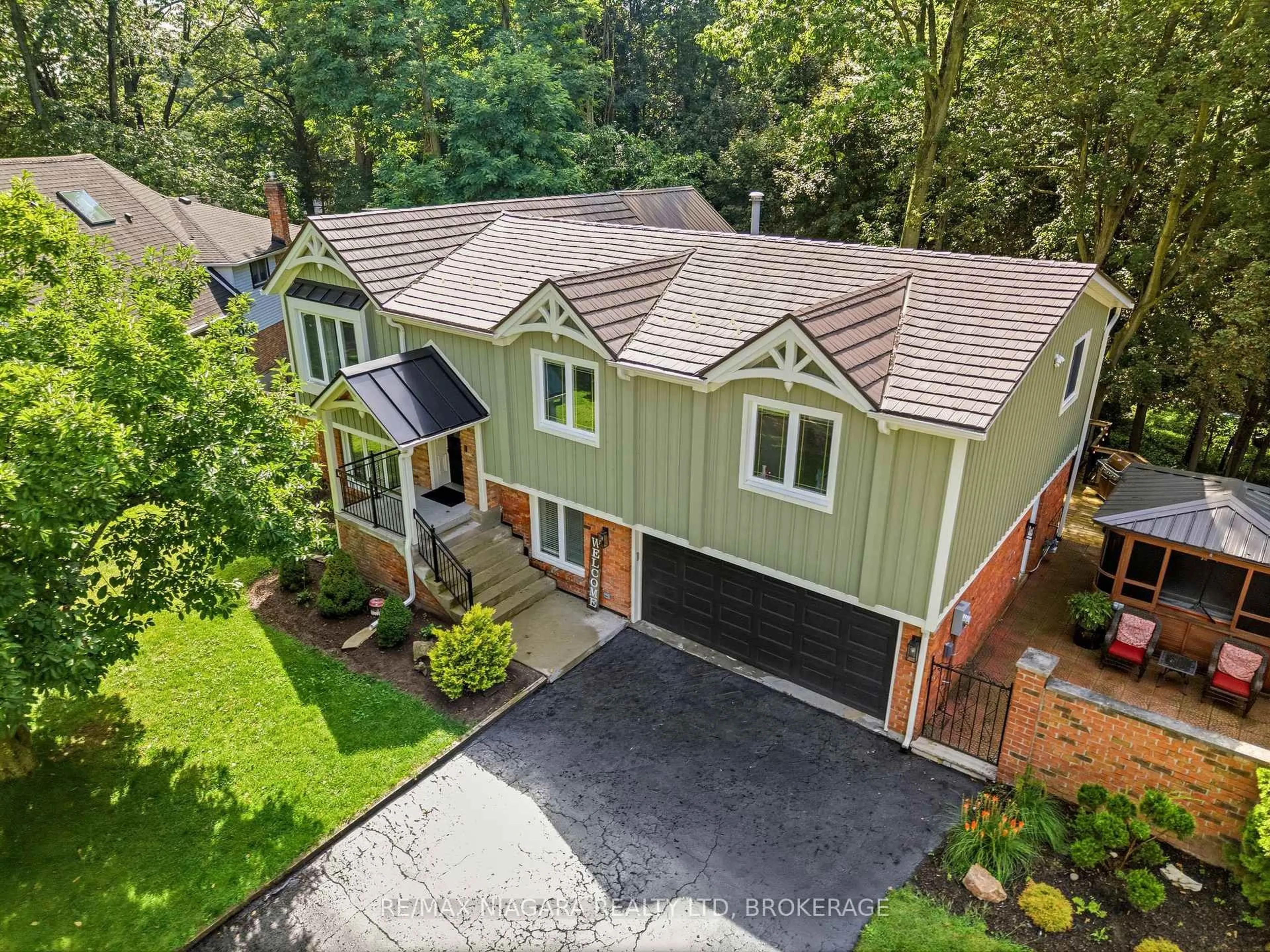 A pic from outside/outdoor area/front of a property/back of a property/a pic from drone, street for 25 Berkhout Terr, Pelham Ontario L0S 1E2