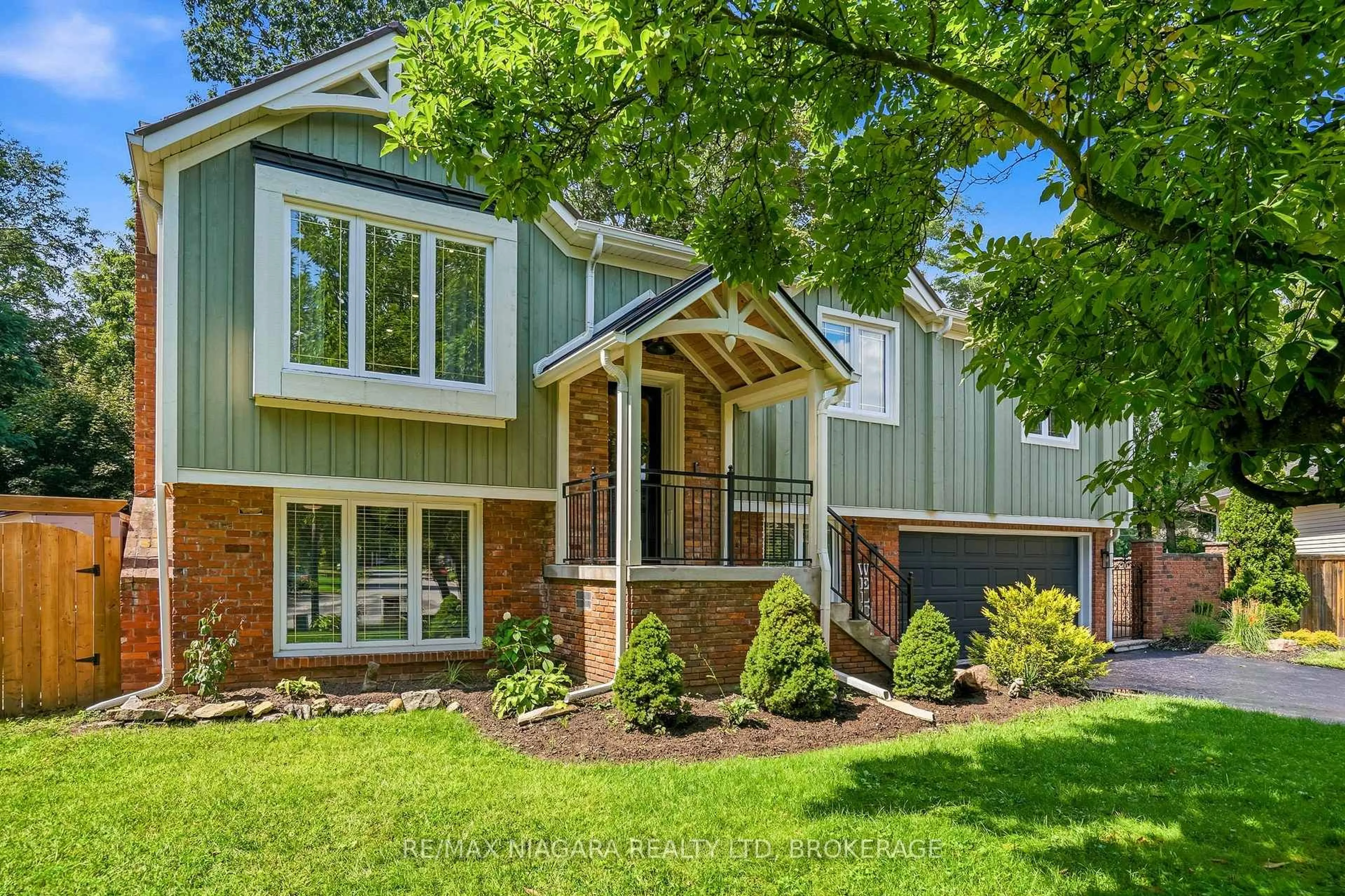 Home with vinyl exterior material, street for 25 Berkhout Terr, Pelham Ontario L0S 1E2