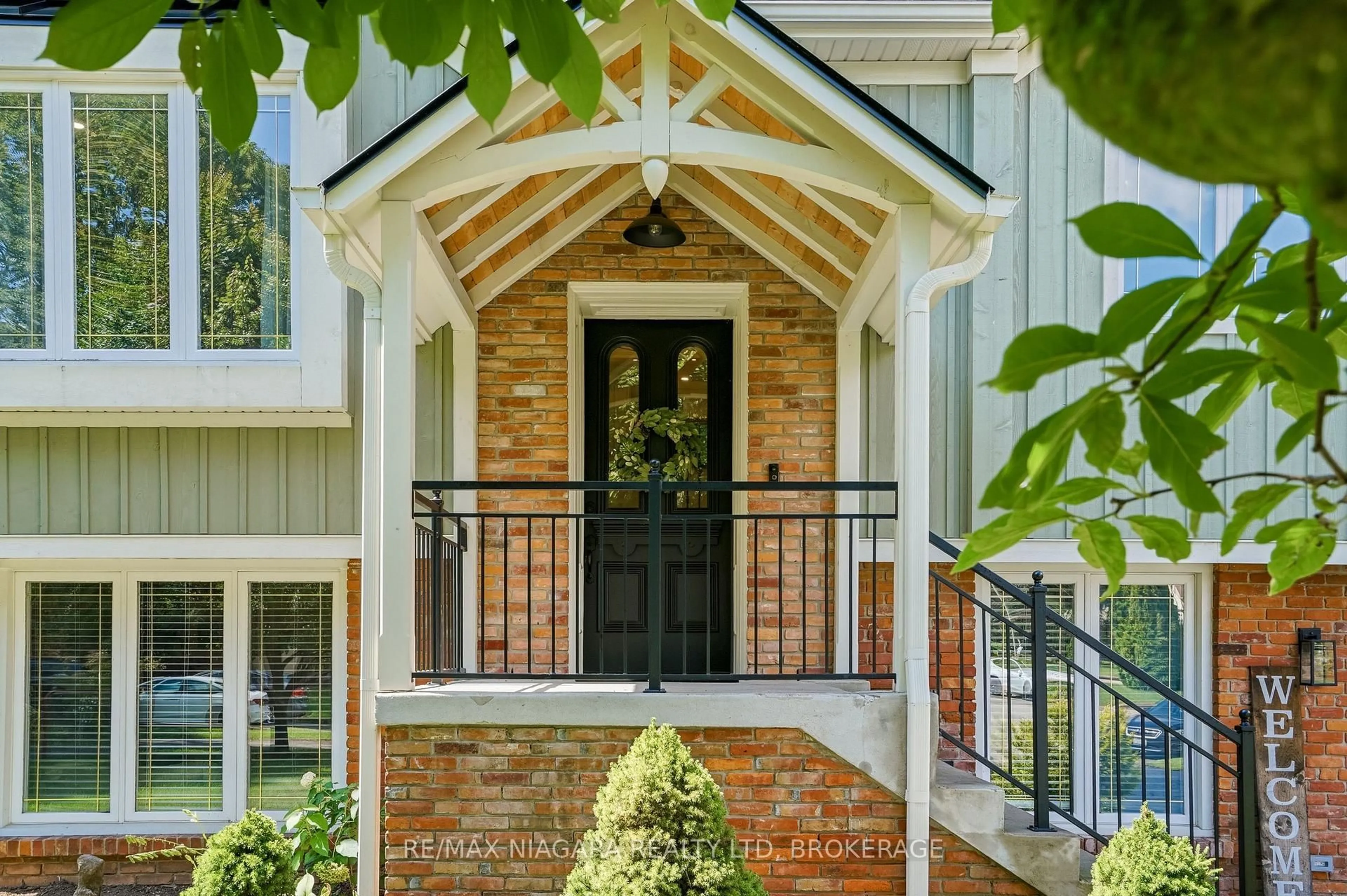 Indoor entryway for 25 Berkhout Terr, Pelham Ontario L0S 1E2