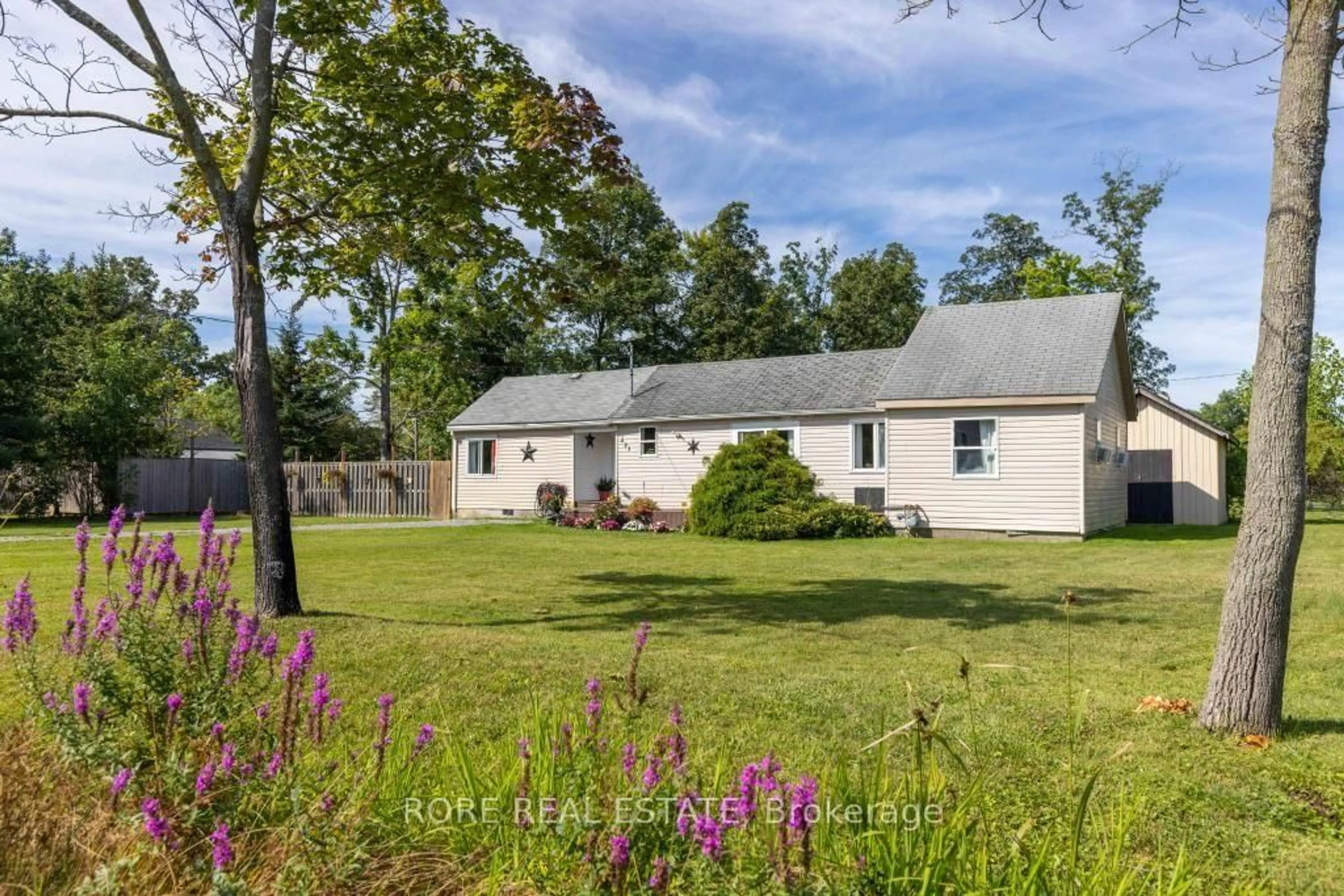 A pic from outside/outdoor area/front of a property/back of a property/a pic from drone, street for 223 Bernard Ave, Fort Erie Ontario L0S 1N0