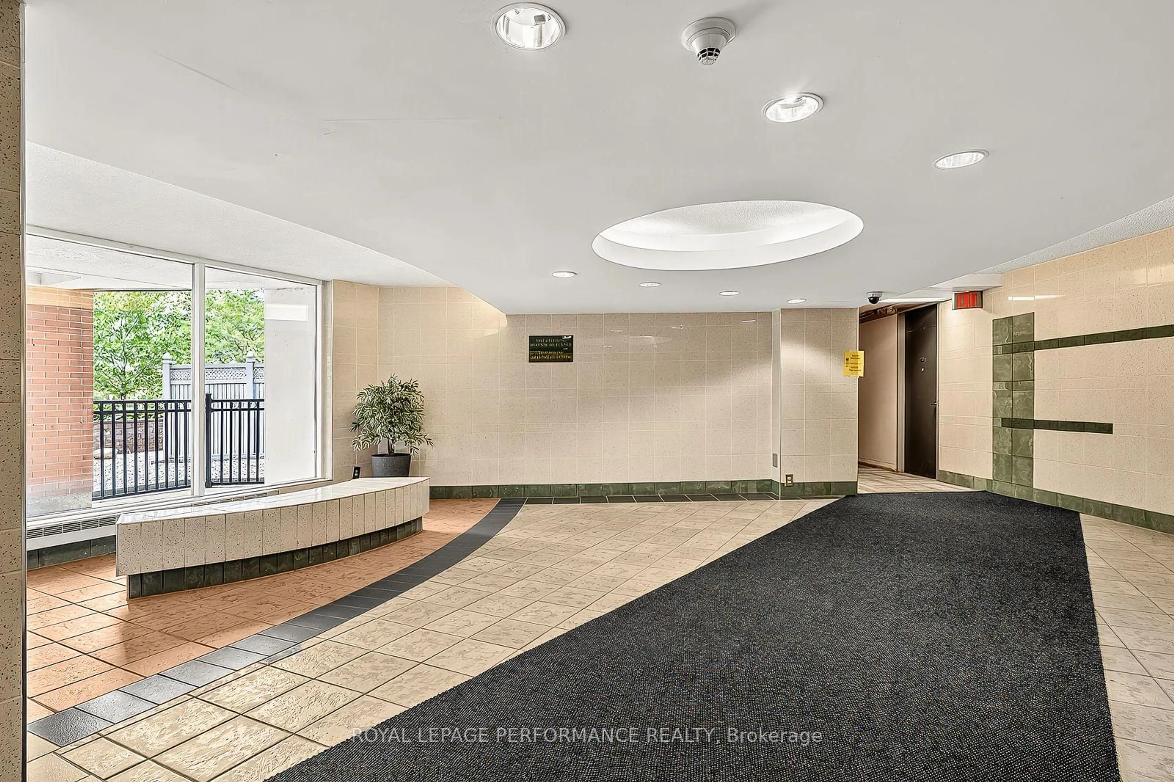 Indoor foyer for 2000 Jasmine Cres #1406, Ottawa Ontario K1J 8K4