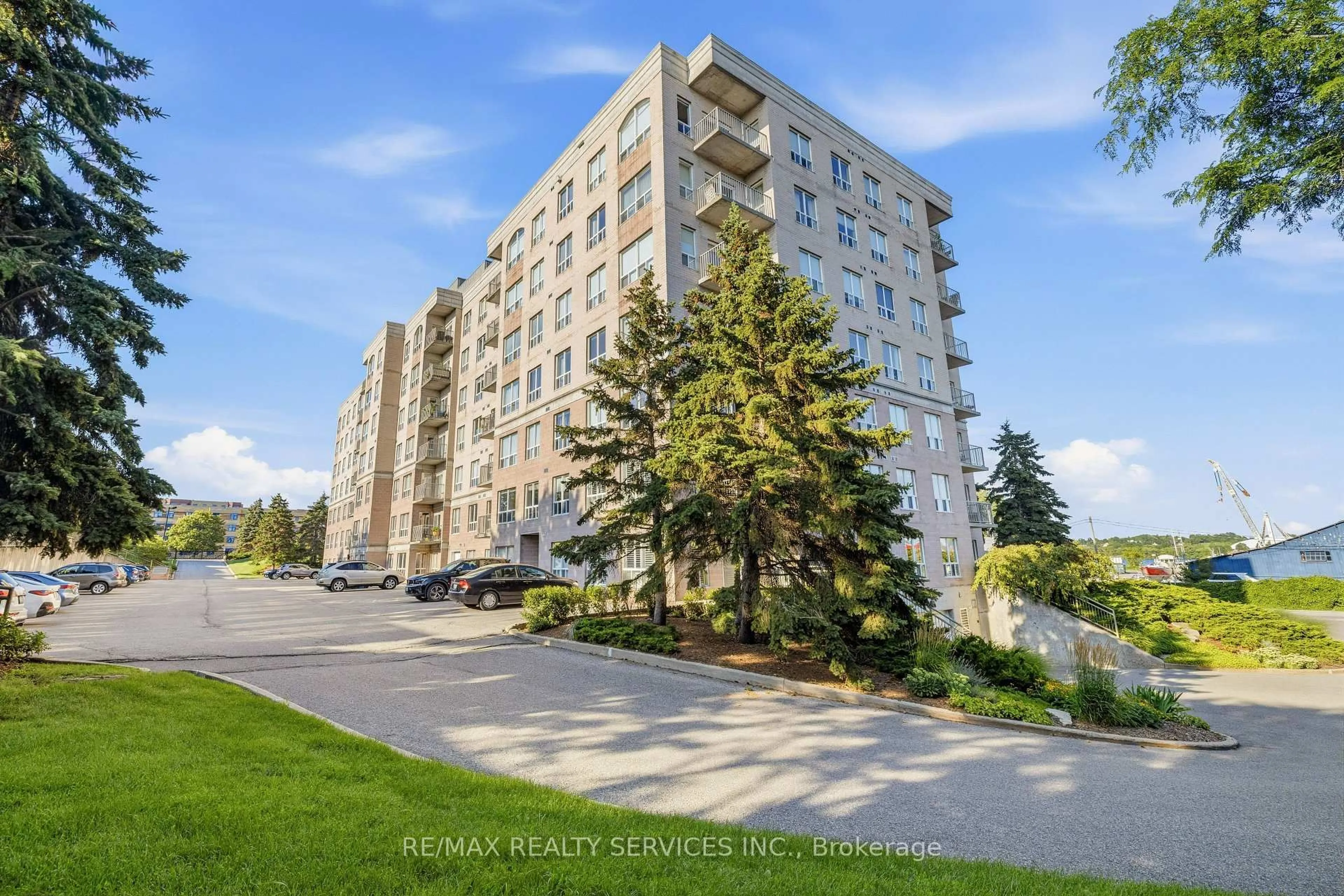 A pic from outside/outdoor area/front of a property/back of a property/a pic from drone, building for 350 Wellington St #212, Kingston Ontario K7K 7J7