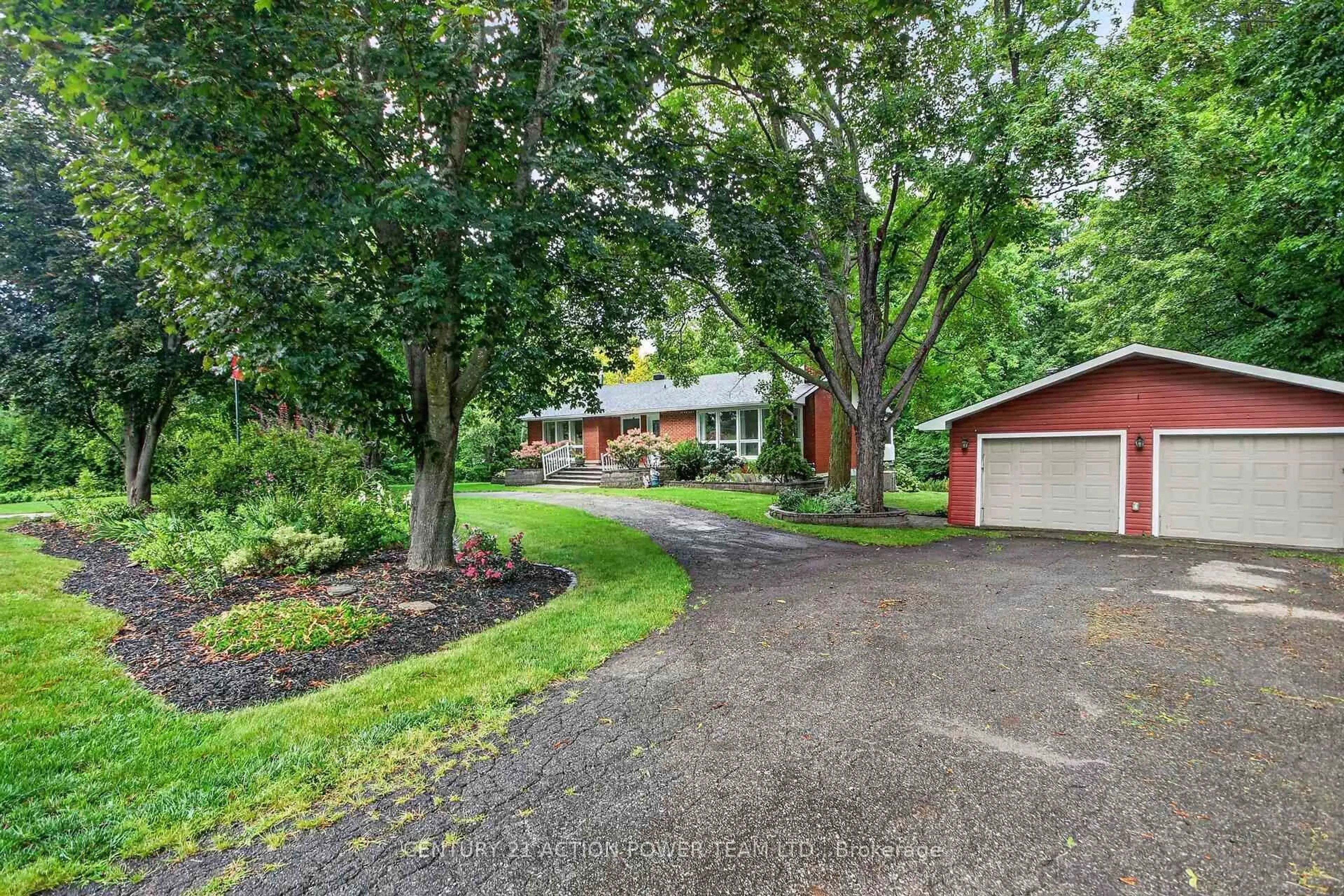 A pic from outside/outdoor area/front of a property/back of a property/a pic from drone, street for 8431 Victoria St, Metcalfe Ontario K0A 2P0