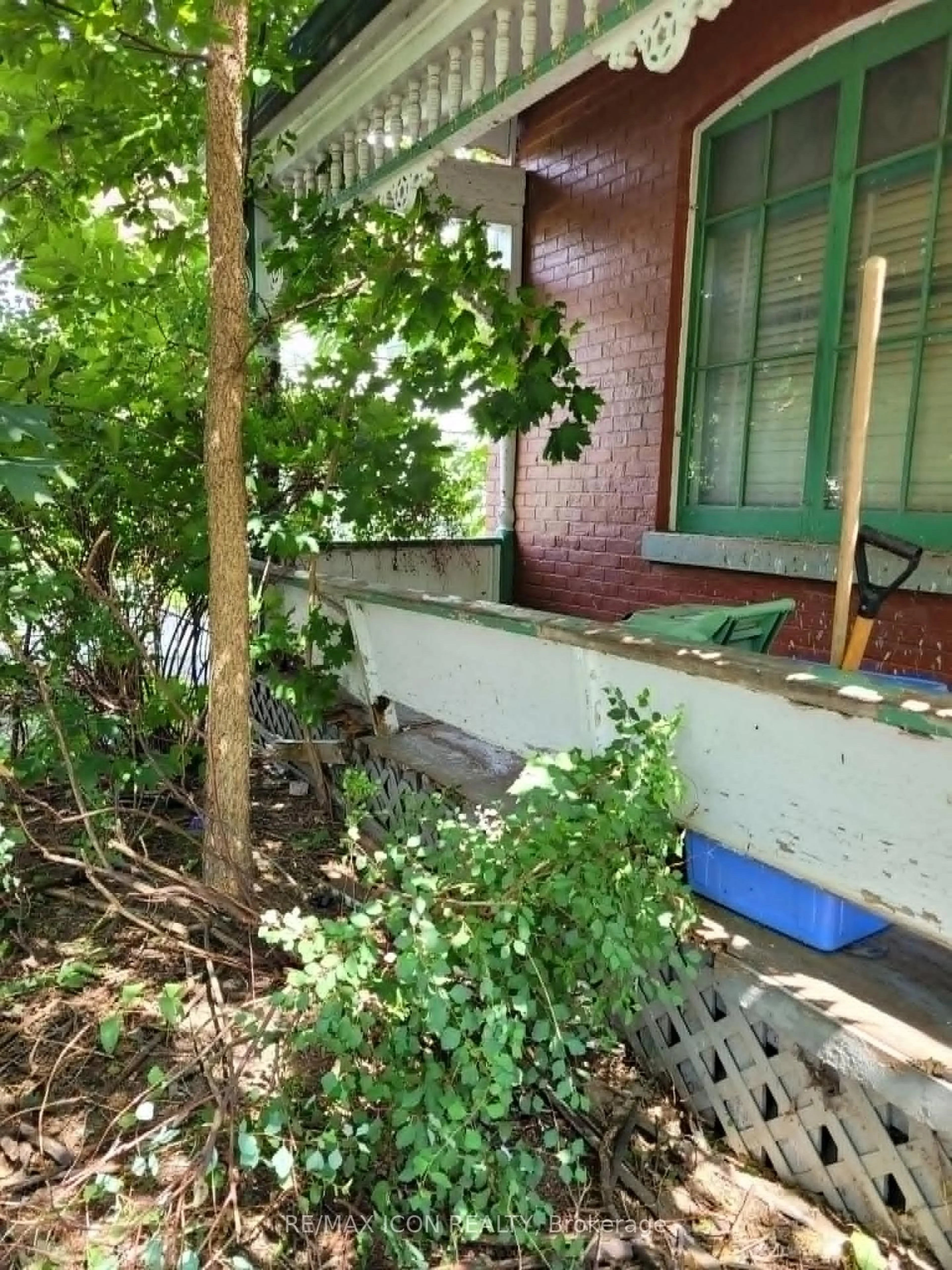 Patio, street for 184 William St, London East Ontario N6B 3B7