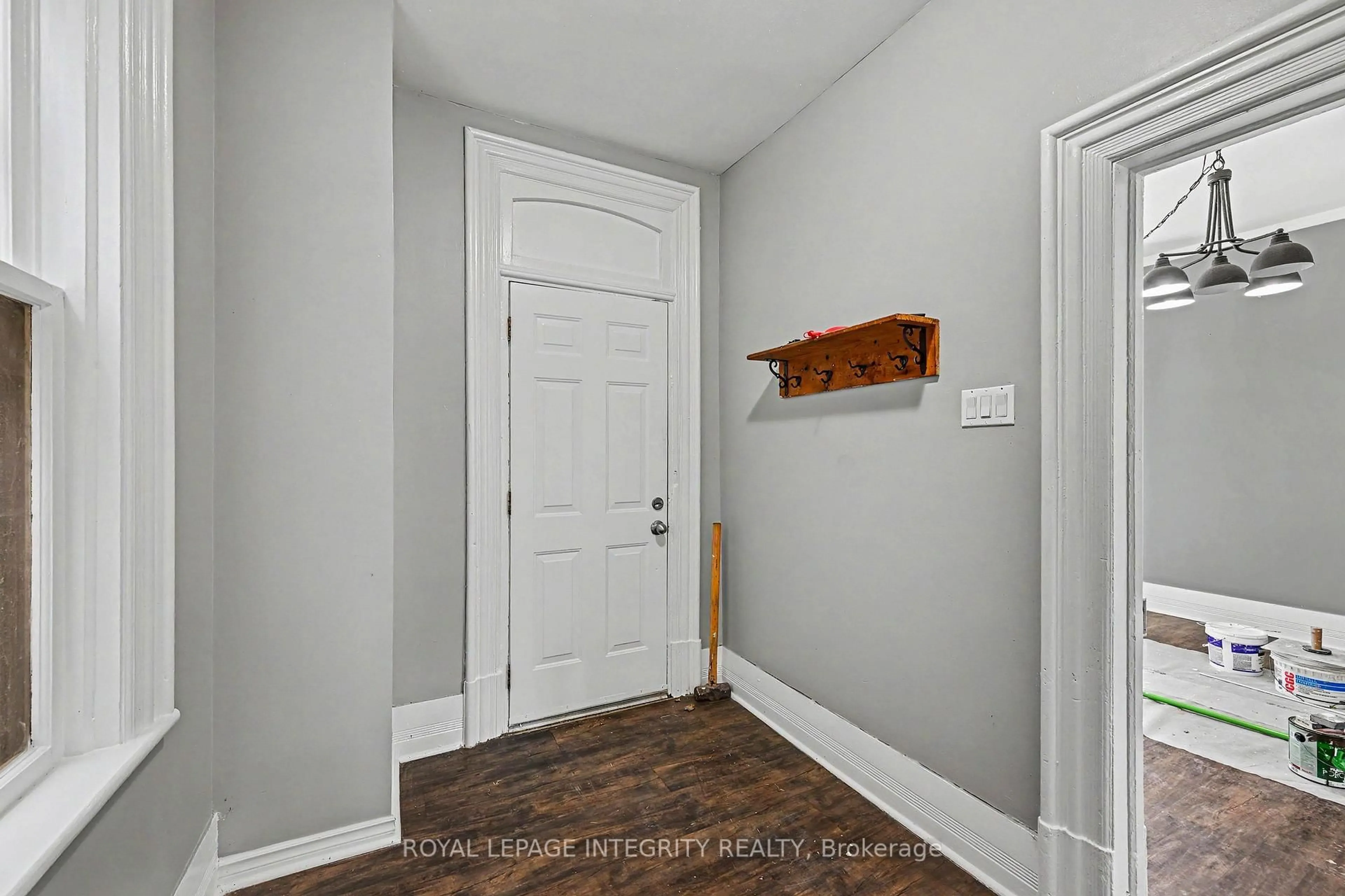 Indoor entryway for 42 Elmsley St, Smiths Falls Ontario K7A 3P6