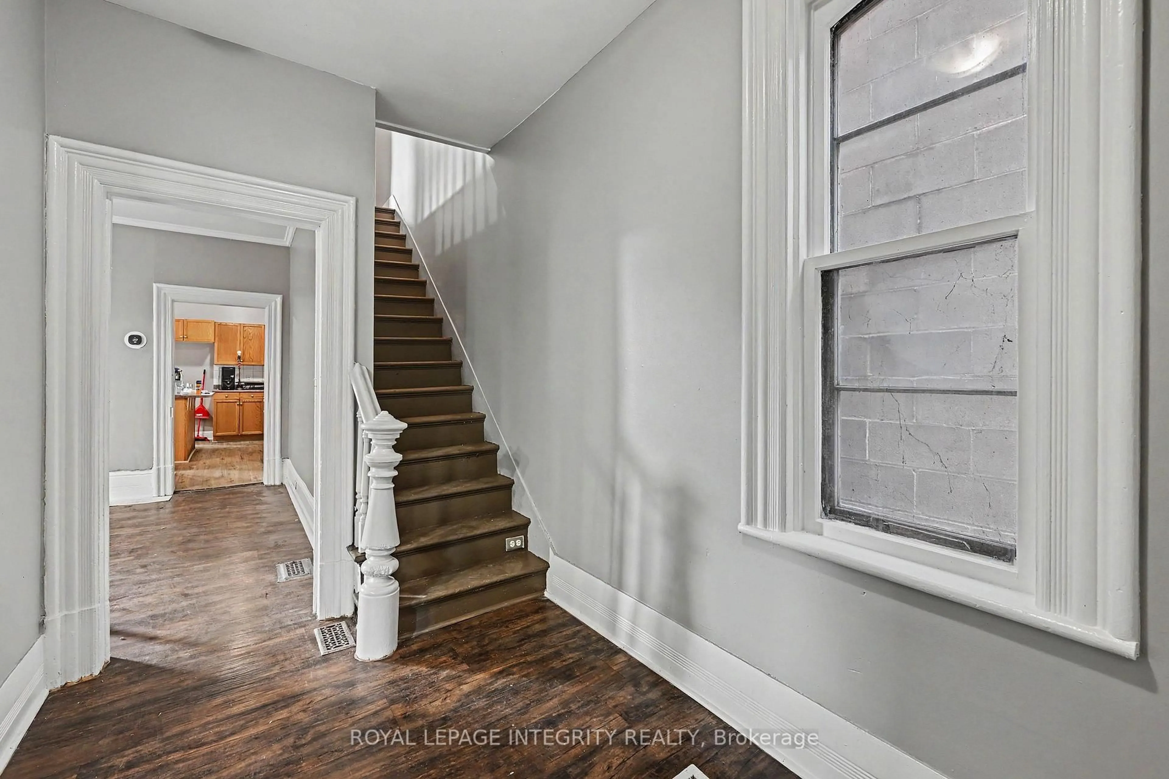 Unknown for 42 Elmsley St, Smiths Falls Ontario K7A 3P6