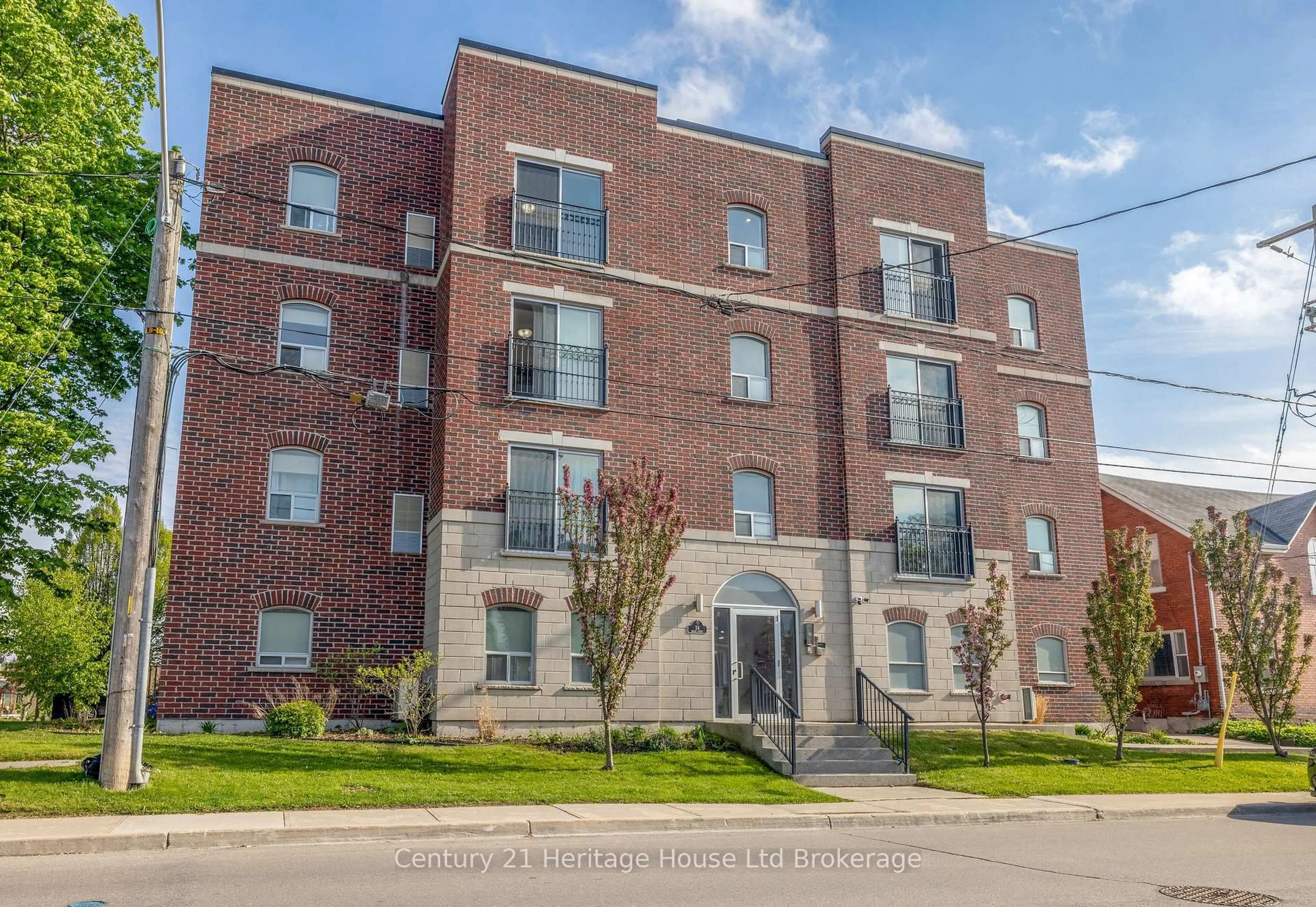 Home with brick exterior material, building for 34 Brock St #201, Woodstock Ontario N4S 3B5