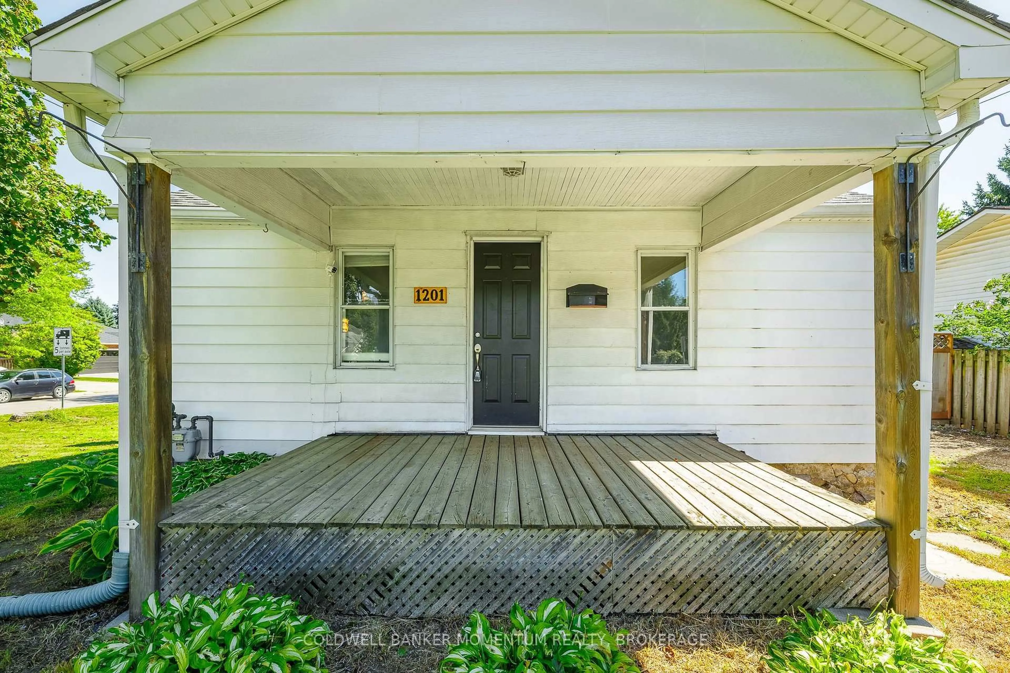 Indoor entryway for 1201 Pelham St, Pelham Ontario L0S 1E0