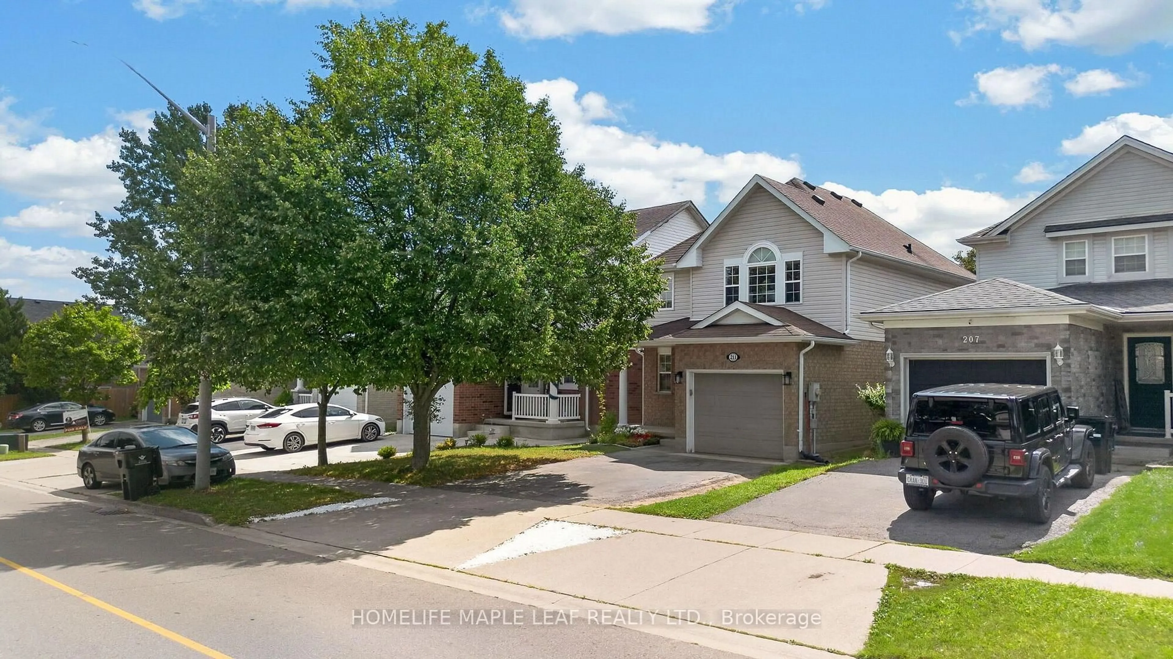 A pic from outside/outdoor area/front of a property/back of a property/a pic from drone, street for 211 Melran Dr, Cambridge Ontario N3C 4E5