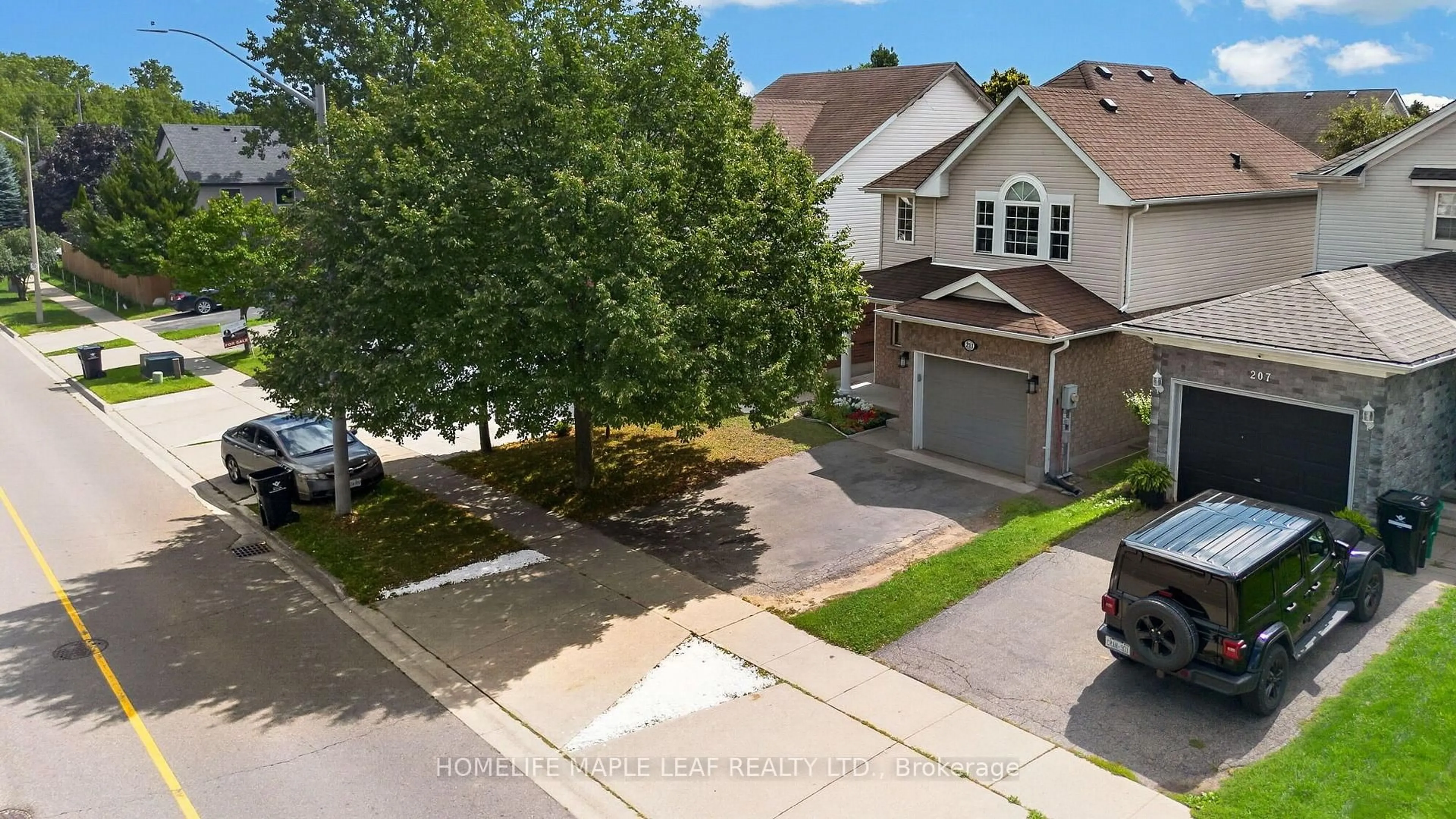 A pic from outside/outdoor area/front of a property/back of a property/a pic from drone, street for 211 Melran Dr, Cambridge Ontario N3C 4E5